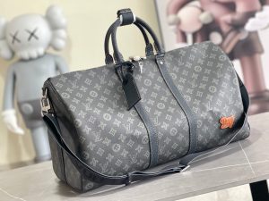 P680 LV M46334 Este bolso de viaje Keepall Bandoulière 50 está fabricado en piel Monclerogram Shadow con estampado Monclerogram completo y piezas de metal mate para un diseño minimalista El tamaño del equipaje de cabina es adecuado para viajes cortos La colección de bolsos de viaje Keepall soft nació en los años 30 y sigue siendo un clásico. Elegante como siempre Tamaño: 50 x 29 x 23 cm