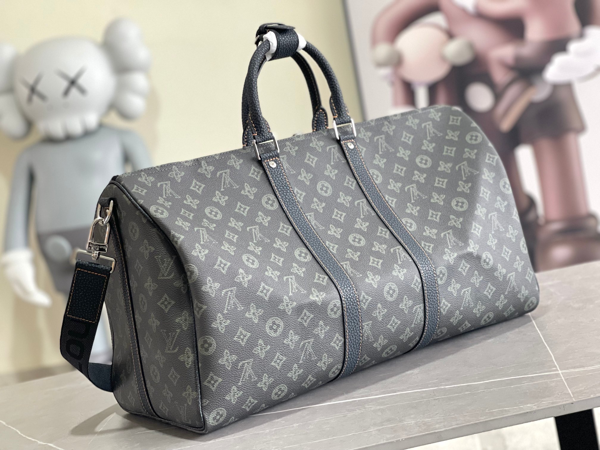 P680 LV LV M46334 حقيبة السفر Keepall Bandoulière 50 هذه مصنوعة من جلد Monclerogram Shadow مع نقش كامل من Monclerogram وقطع معدنية غير لامعة لتصميم بسيط أحجام الحقائب المقصورة مثالية للرحلات القصيرة وُلدت مجموعة حقائب السفر الناعمة Keepall في ثلاثينيات القرن العشرين عندما أنيقة كالعادةالحجم: 50 × 29 × 23 سم-حقائب عالية الجودة