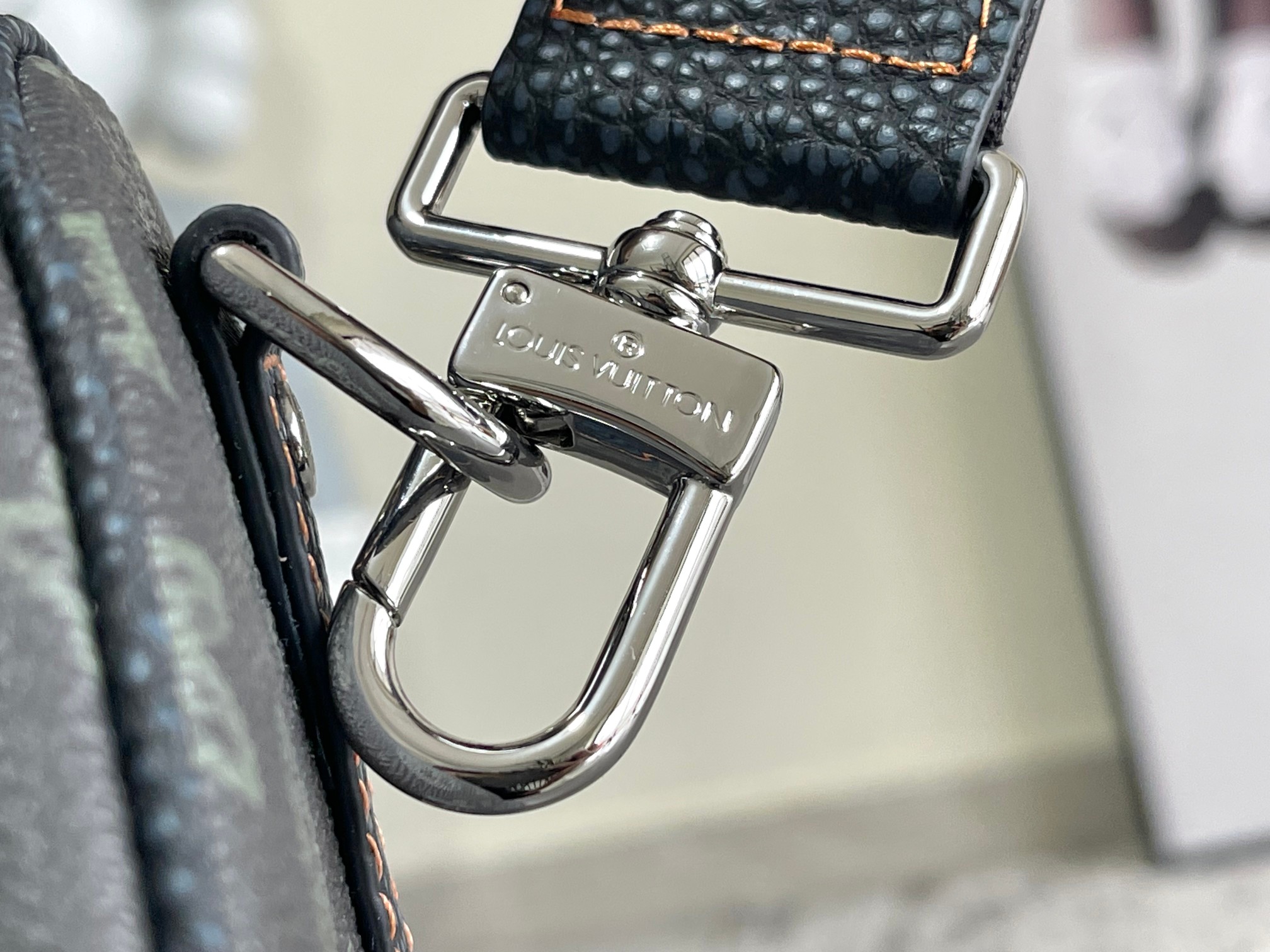 P680 LV LV M46334 حقيبة السفر Keepall Bandoulière 50 هذه مصنوعة من جلد Monclerogram Shadow مع نقش كامل من Monclerogram وقطع معدنية غير لامعة لتصميم بسيط أحجام الحقائب المقصورة مثالية للرحلات القصيرة وُلدت مجموعة حقائب السفر الناعمة Keepall في ثلاثينيات القرن العشرين عندما أنيقة كالعادةالحجم: 50 × 29 × 23 سم-حقائب عالية الجودة