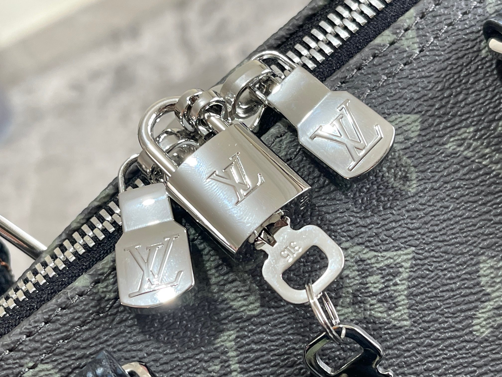 P680 LV LV M46334 حقيبة السفر Keepall Bandoulière 50 هذه مصنوعة من جلد Monclerogram Shadow مع نقش كامل من Monclerogram وقطع معدنية غير لامعة لتصميم بسيط أحجام الحقائب المقصورة مثالية للرحلات القصيرة وُلدت مجموعة حقائب السفر الناعمة Keepall في ثلاثينيات القرن العشرين عندما أنيقة كالعادةالحجم: 50 × 29 × 23 سم-حقائب عالية الجودة