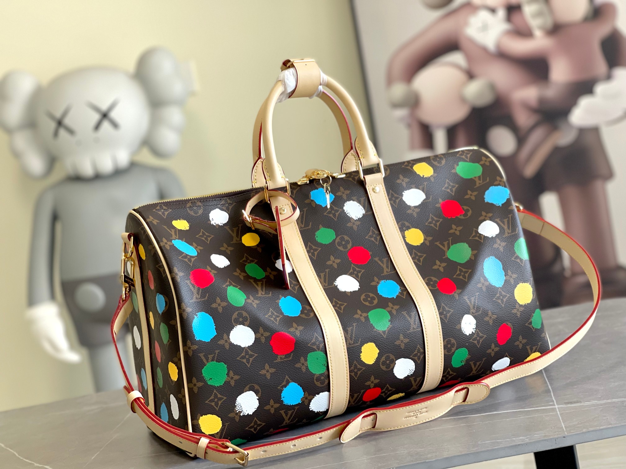 P1300 LV LV M46377 حقيبة سفر لويس فويتون كلاسيك كيبال كلاسيك كيبال مقاس 45 موديل رقم 46356 مغطاة بألوان الباستيل التي تشبه أشعة الشمس لربيع 2022 قماش مطلي بنقشة Monclerogram بتوهج ناعم حجم الأمتعة المحمولة مع مساحة تخزين كبيرة الميزات التفصيلية 45 × 27 × 20 سم (الطول × الارتفاع × العرض) قماش مغطى بنقشة Monclerogram قماش مطلي بنقشة Monclerogram زخارف من جلد البقر بطانة من القماش بطانة من القماش قطع معدنية معدنية إغلاق بسحّاب مقصورة رئيسية كبيرة جيب داخلي بسحاب جيب داخلي بسحاب بطاقة اسم قابلة للإزالة حجم الأمتعة المحمولة - حقائب ذات جودة عالية