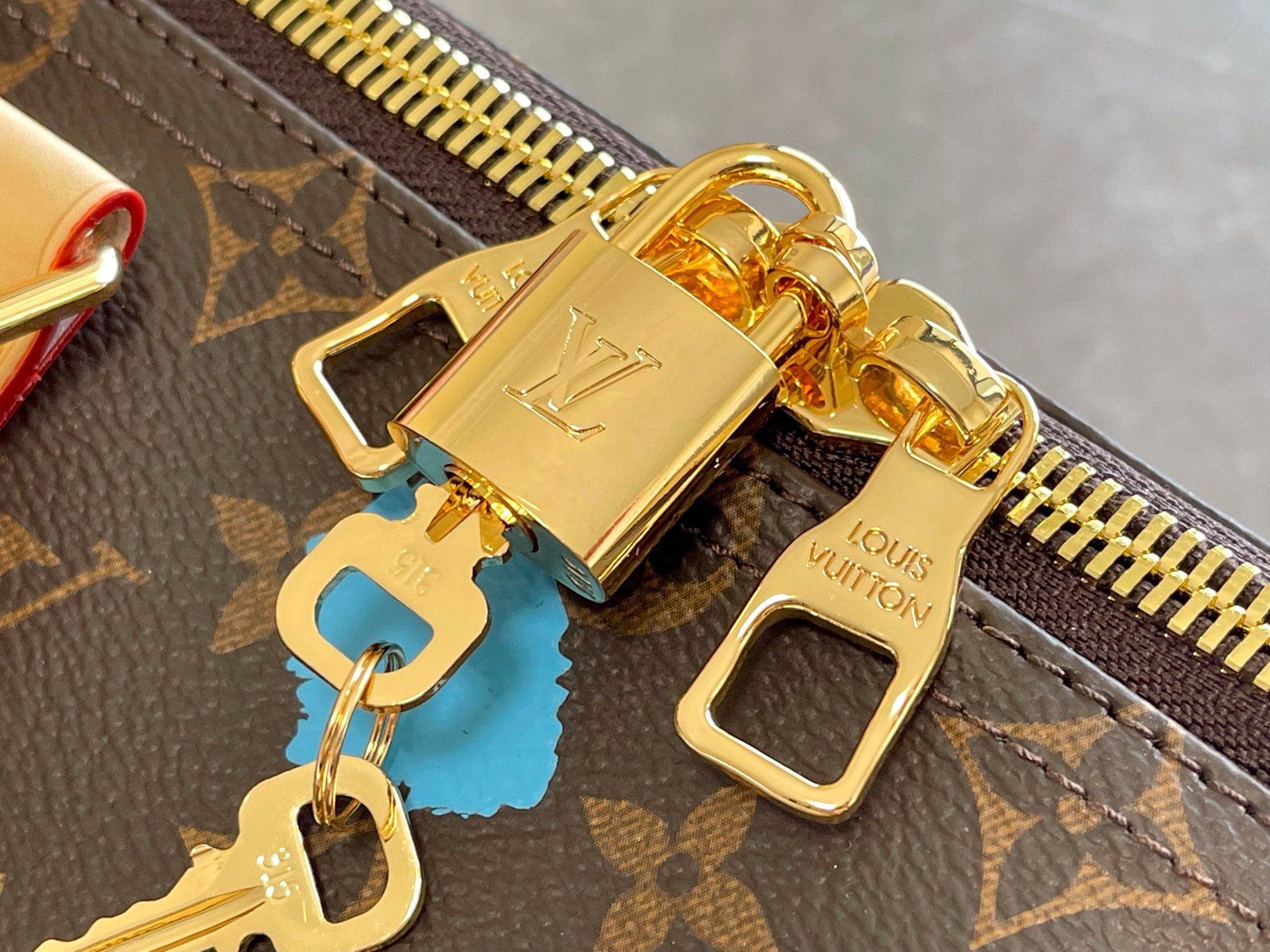 P1300 LV LV M46377 حقيبة سفر لويس فويتون كلاسيك كيبال كلاسيك كيبال مقاس 45 موديل رقم 46356 مغطاة بألوان الباستيل التي تشبه أشعة الشمس لربيع 2022 قماش مطلي بنقشة Monclerogram بتوهج ناعم حجم الأمتعة المحمولة مع مساحة تخزين كبيرة الميزات التفصيلية 45 × 27 × 20 سم (الطول × الارتفاع × العرض) قماش مغطى بنقشة Monclerogram قماش مطلي بنقشة Monclerogram زخارف من جلد البقر بطانة من القماش بطانة من القماش قطع معدنية معدنية إغلاق بسحّاب مقصورة رئيسية كبيرة جيب داخلي بسحاب جيب داخلي بسحاب بطاقة اسم قابلة للإزالة حجم الأمتعة المحمولة - حقائب ذات جودة عالية