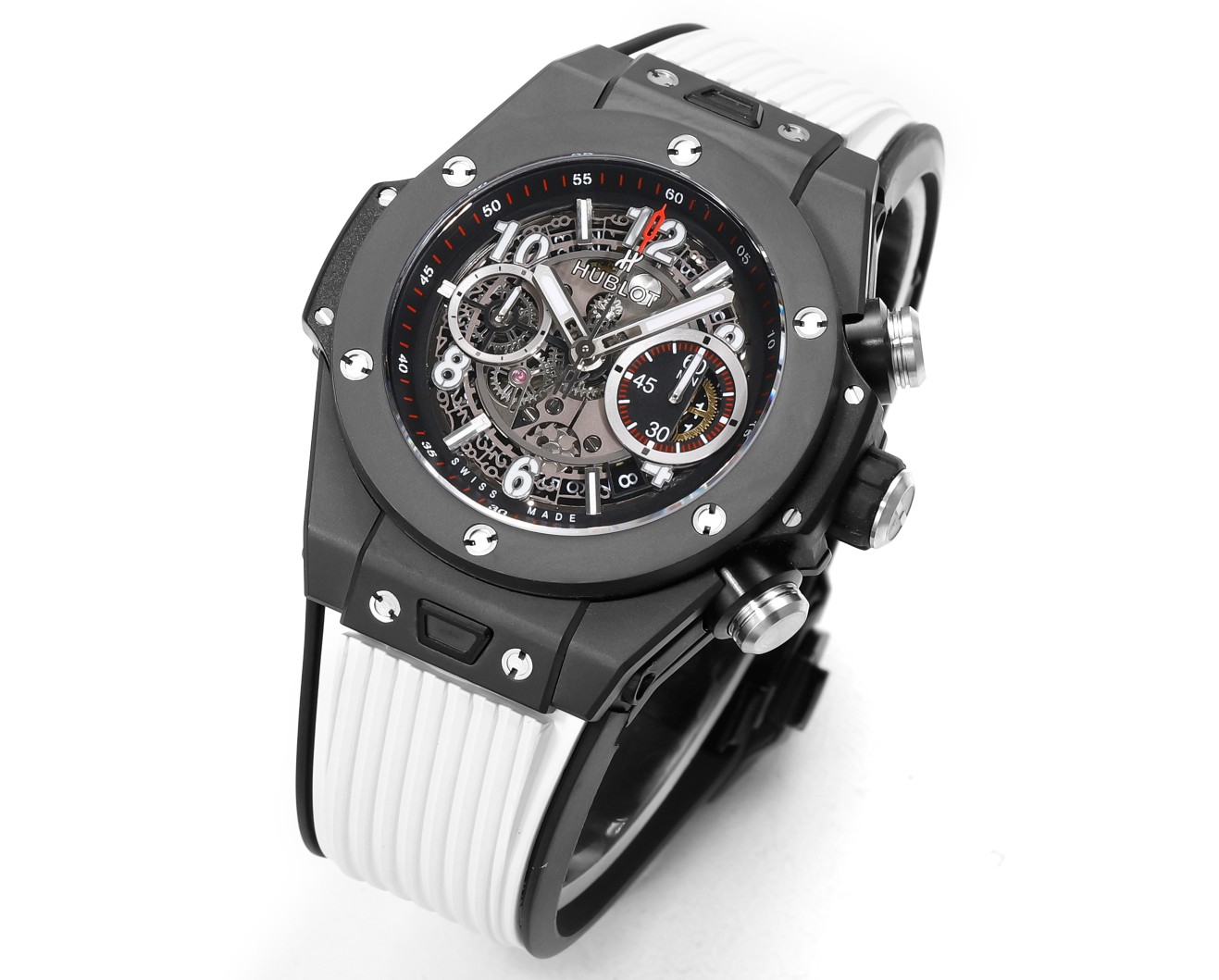 La P4600 en céramique colorée HUBLOT Hublot Hublot BIG BANG Unico Coloured Ceramic Une percée sans précédent dans l'artisanat de la céramique Quatre années de recherche et de développement ont permis de rompre avec le matériau céramique traditionnel, la nouvelle céramique colorée, qui est forgée à l'aide d'une technique sophistiquée combinant haute pression et chaleur sans qu'il soit nécessaire de cuire les pigments, ce nouveau matériau céramique se caractérise par sa haute densité et n'a jamais été utilisé dans l'industrie jusqu'à présent. Après quatre années de recherche et de développement, l'entreprise n'a pas ménagé ses efforts dans l'exploration du matériau et progresse sur la voie. Niveau du plafond Bienvenue à la dégustation du joueur !!!!