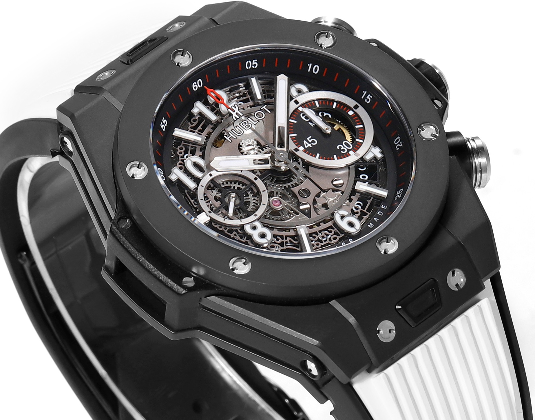 La P4600 en céramique colorée HUBLOT Hublot Hublot BIG BANG Unico Coloured Ceramic Une percée sans précédent dans l'artisanat de la céramique Quatre années de recherche et de développement ont permis de rompre avec le matériau céramique traditionnel, la nouvelle céramique colorée, qui est forgée à l'aide d'une technique sophistiquée combinant haute pression et chaleur sans qu'il soit nécessaire de cuire les pigments, ce nouveau matériau céramique se caractérise par sa haute densité et n'a jamais été utilisé dans l'industrie jusqu'à présent. Après quatre années de recherche et de développement, l'entreprise n'a pas ménagé ses efforts dans l'exploration du matériau et progresse sur la voie. Niveau du plafond Bienvenue à la dégustation du joueur !!!!