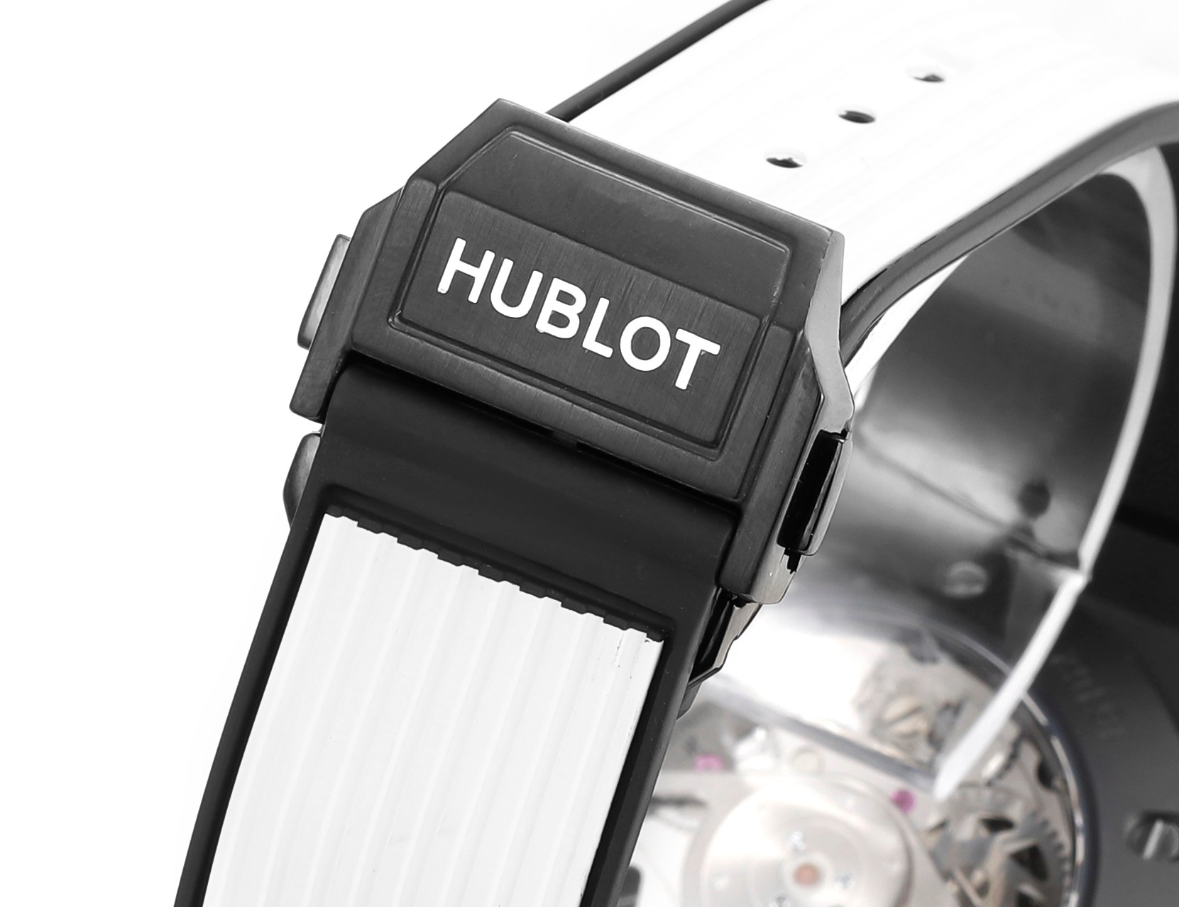 La P4600 en céramique colorée HUBLOT Hublot Hublot BIG BANG Unico Coloured Ceramic Une percée sans précédent dans l'artisanat de la céramique Quatre années de recherche et de développement ont permis de rompre avec le matériau céramique traditionnel, la nouvelle céramique colorée, qui est forgée à l'aide d'une technique sophistiquée combinant haute pression et chaleur sans qu'il soit nécessaire de cuire les pigments, ce nouveau matériau céramique se caractérise par sa haute densité et n'a jamais été utilisé dans l'industrie jusqu'à présent. Après quatre années de recherche et de développement, l'entreprise n'a pas ménagé ses efforts dans l'exploration du matériau et progresse sur la voie. Niveau du plafond Bienvenue à la dégustation du joueur !!!!