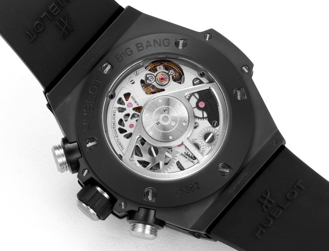 La P4600 en céramique colorée HUBLOT Hublot Hublot BIG BANG Unico Coloured Ceramic Une percée sans précédent dans l'artisanat de la céramique Quatre années de recherche et de développement ont permis de rompre avec le matériau céramique traditionnel, la nouvelle céramique colorée, qui est forgée à l'aide d'une technique sophistiquée combinant haute pression et chaleur sans qu'il soit nécessaire de cuire les pigments, ce nouveau matériau céramique se caractérise par sa haute densité et n'a jamais été utilisé dans l'industrie jusqu'à présent. Après quatre années de recherche et de développement, l'entreprise n'a pas ménagé ses efforts dans l'exploration du matériau et progresse sur la voie. Niveau du plafond Bienvenue à la dégustation du joueur !!!!