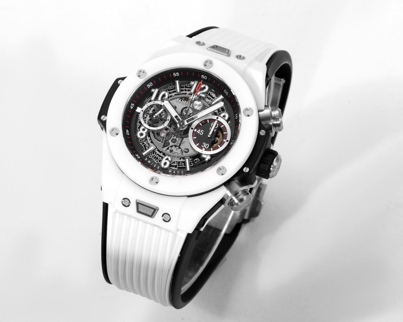 La P4600 en céramique colorée HUBLOT Hublot Hublot BIG BANG Unico Coloured Ceramic Une percée sans précédent dans l'artisanat de la céramique Quatre années de recherche et de développement ont permis de rompre avec le matériau céramique traditionnel, la nouvelle céramique colorée, qui est forgée à l'aide d'une technique sophistiquée combinant haute pression et chaleur sans qu'il soit nécessaire de cuire les pigments, ce nouveau matériau céramique se caractérise par sa haute densité et n'a jamais été utilisé dans l'industrie jusqu'à présent. Après quatre années de recherche et de développement, l'entreprise n'a pas ménagé ses efforts dans l'exploration du matériau et progresse sur la voie. Niveau du plafond Bienvenue à la dégustation du joueur !!!!