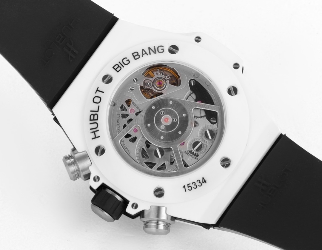 O P4600 em cerâmica colorida HUBLOT Hublot Hublot BIG BANG Unico Coloured Ceramic Um avanço sem precedentes na tecnologia da cerâmica Quatro anos de investigação e desenvolvimento intensivos permitiram romper com o material cerâmico tradicional, a nova cerâmica colorida, que é forjada através de uma técnica sofisticada que combina alta pressão e calor sem necessidade de queimar os pigmentos, este novo material cerâmico caracteriza-se pela sua elevada densidade e nunca antes foi utilizado na indústria. Este novo material cerâmico tem caraterísticas de alta densidade e nunca antes a indústria tinha conseguido um tal avanço na tecnologia e na estética do material cerâmico. Após quatro anos de investigação e desenvolvimento dedicados, a empresa não se poupou a esforços na exploração do material e está a avançar na estrada. Nível do teto Bem-vindo à degustação do jogador!!!!