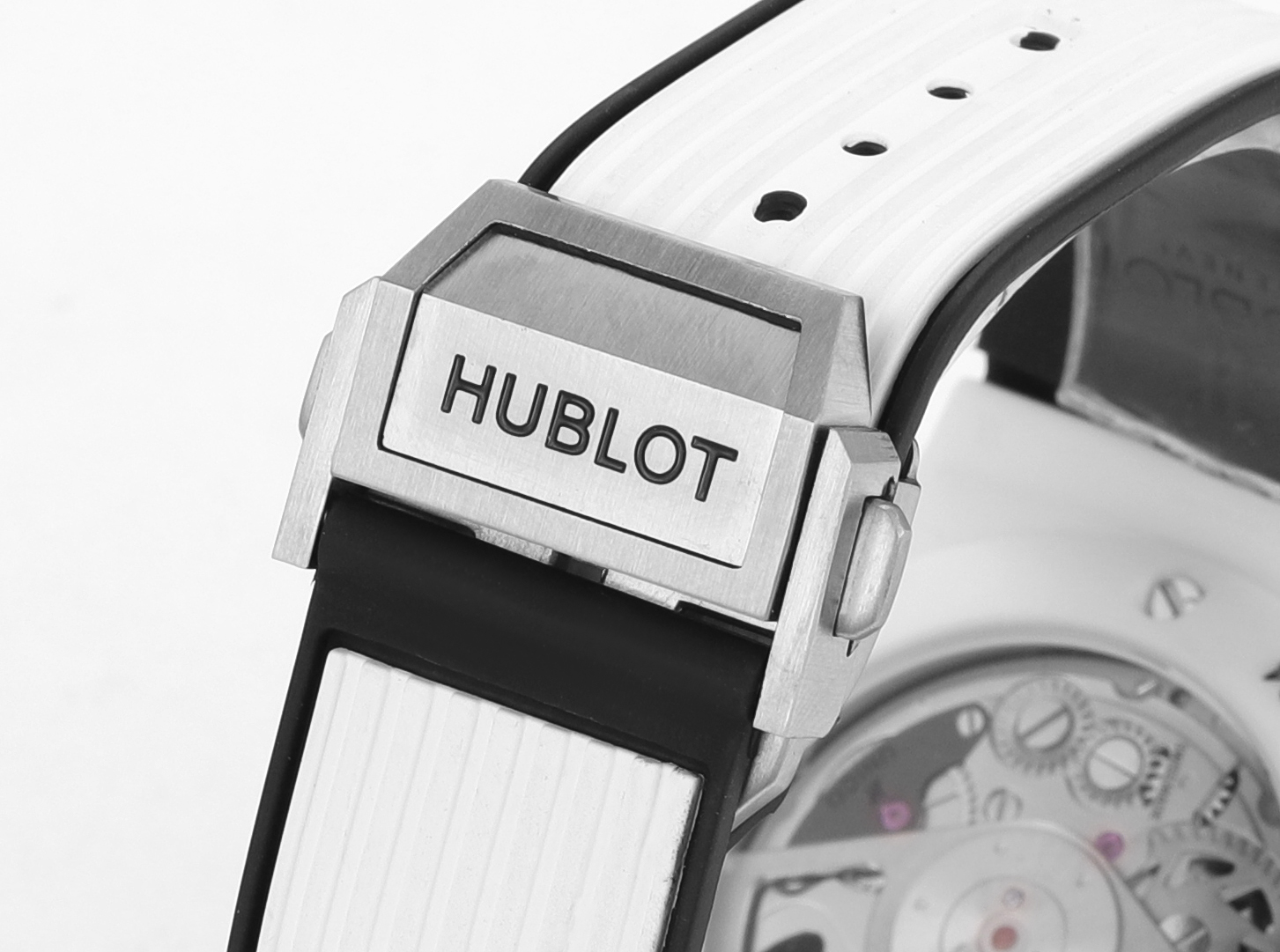 O P4600 em cerâmica colorida HUBLOT Hublot Hublot BIG BANG Unico Coloured Ceramic Um avanço sem precedentes na tecnologia da cerâmica Quatro anos de investigação e desenvolvimento intensivos permitiram romper com o material cerâmico tradicional, a nova cerâmica colorida, que é forjada através de uma técnica sofisticada que combina alta pressão e calor sem necessidade de queimar os pigmentos, este novo material cerâmico caracteriza-se pela sua elevada densidade e nunca antes foi utilizado na indústria. Este novo material cerâmico tem caraterísticas de alta densidade e nunca antes a indústria tinha conseguido um tal avanço na tecnologia e na estética do material cerâmico. Após quatro anos de investigação e desenvolvimento dedicados, a empresa não se poupou a esforços na exploração do material e está a avançar na estrada. Nível do teto Bem-vindo à degustação do jogador!!!!