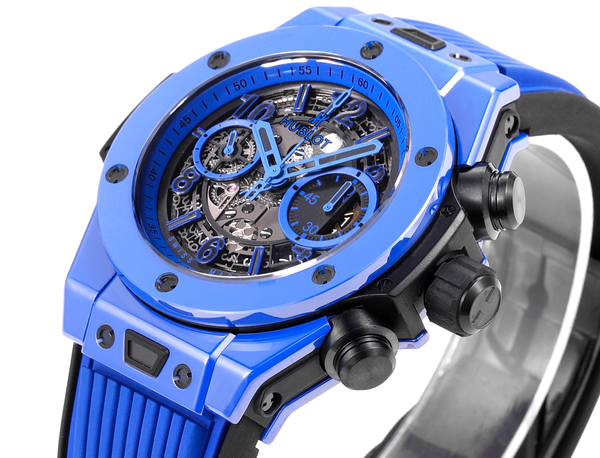 La P4600 en céramique colorée HUBLOT Hublot Hublot BIG BANG Unico Coloured Ceramic Une percée sans précédent dans l'artisanat de la céramique Quatre années de recherche et de développement ont permis de rompre avec le matériau céramique traditionnel, la nouvelle céramique colorée, qui est forgée à l'aide d'une technique sophistiquée combinant haute pression et chaleur sans qu'il soit nécessaire de cuire les pigments, ce nouveau matériau céramique se caractérise par sa haute densité et n'a jamais été utilisé dans l'industrie jusqu'à présent. Après quatre années de recherche et de développement, l'entreprise n'a pas ménagé ses efforts dans l'exploration du matériau et progresse sur la voie. Niveau du plafond Bienvenue à la dégustation du joueur !!!!