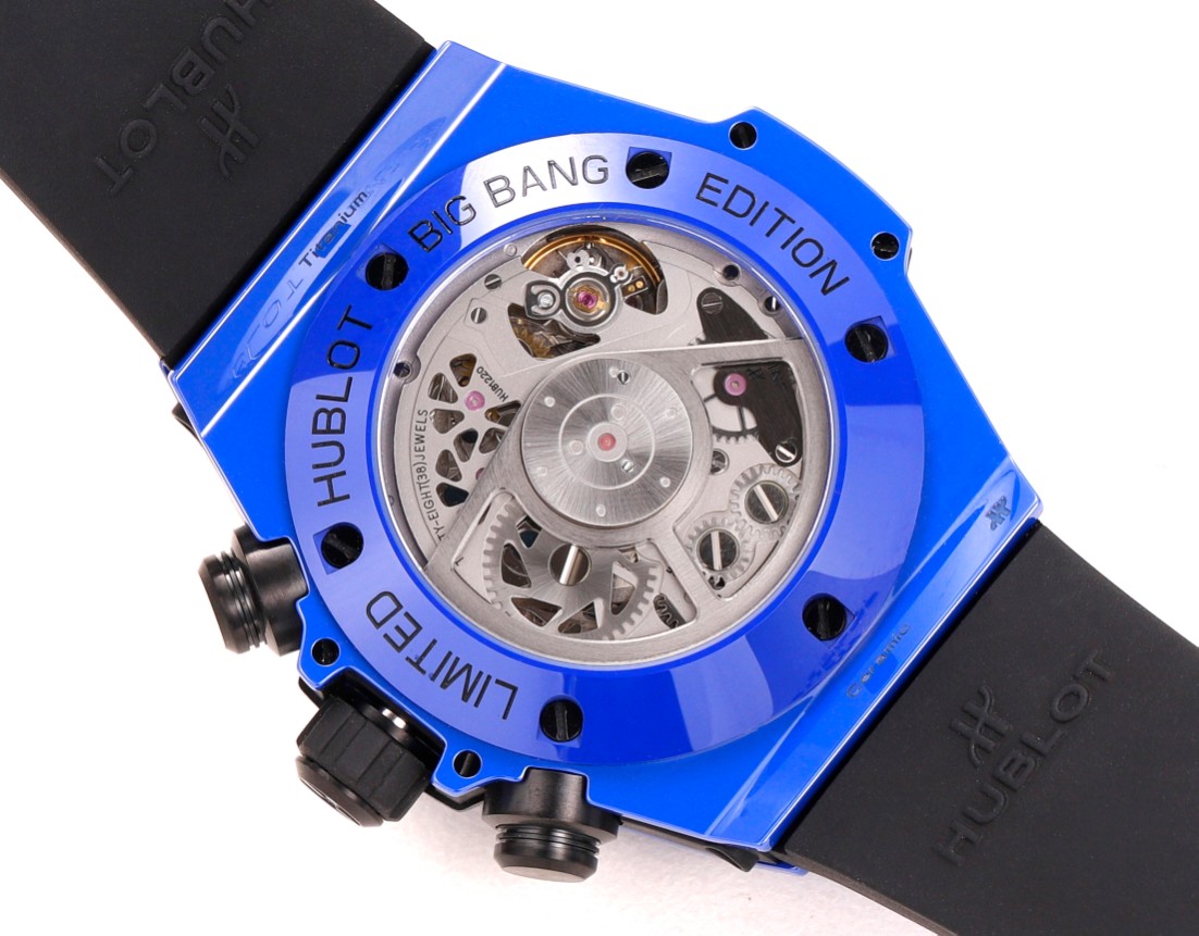 La P4600 en céramique colorée HUBLOT Hublot Hublot BIG BANG Unico Coloured Ceramic Une percée sans précédent dans l'artisanat de la céramique Quatre années de recherche et de développement ont permis de rompre avec le matériau céramique traditionnel, la nouvelle céramique colorée, qui est forgée à l'aide d'une technique sophistiquée combinant haute pression et chaleur sans qu'il soit nécessaire de cuire les pigments, ce nouveau matériau céramique se caractérise par sa haute densité et n'a jamais été utilisé dans l'industrie jusqu'à présent. Après quatre années de recherche et de développement, l'entreprise n'a pas ménagé ses efforts dans l'exploration du matériau et progresse sur la voie. Niveau du plafond Bienvenue à la dégustation du joueur !!!!