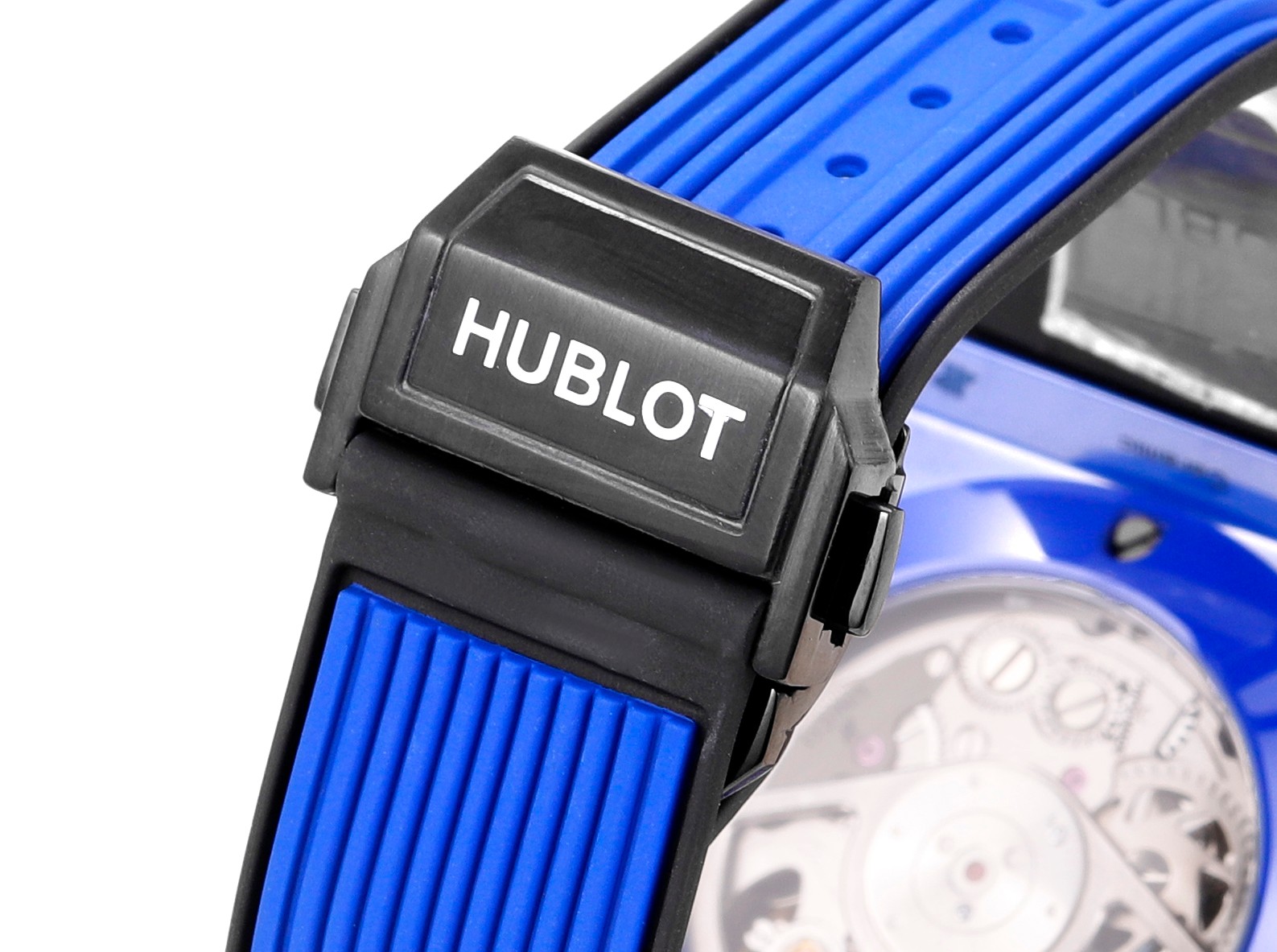 La P4600 en céramique colorée HUBLOT Hublot Hublot BIG BANG Unico Coloured Ceramic Une percée sans précédent dans l'artisanat de la céramique Quatre années de recherche et de développement ont permis de rompre avec le matériau céramique traditionnel, la nouvelle céramique colorée, qui est forgée à l'aide d'une technique sophistiquée combinant haute pression et chaleur sans qu'il soit nécessaire de cuire les pigments, ce nouveau matériau céramique se caractérise par sa haute densité et n'a jamais été utilisé dans l'industrie jusqu'à présent. Après quatre années de recherche et de développement, l'entreprise n'a pas ménagé ses efforts dans l'exploration du matériau et progresse sur la voie. Niveau du plafond Bienvenue à la dégustation du joueur !!!!