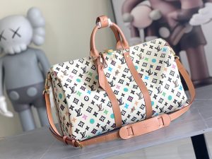 P1200 LV M25233 Este bolso de viaje Keepall Bandoulière 45 está confeccionado en flexible piel Monclerogram Empreinte Giant con herrajes metálicos. Su grabado Monclerogram de gran tamaño transmite una sutil elegancia y el bolsillo interior con cremallera añade detalles funcionales.