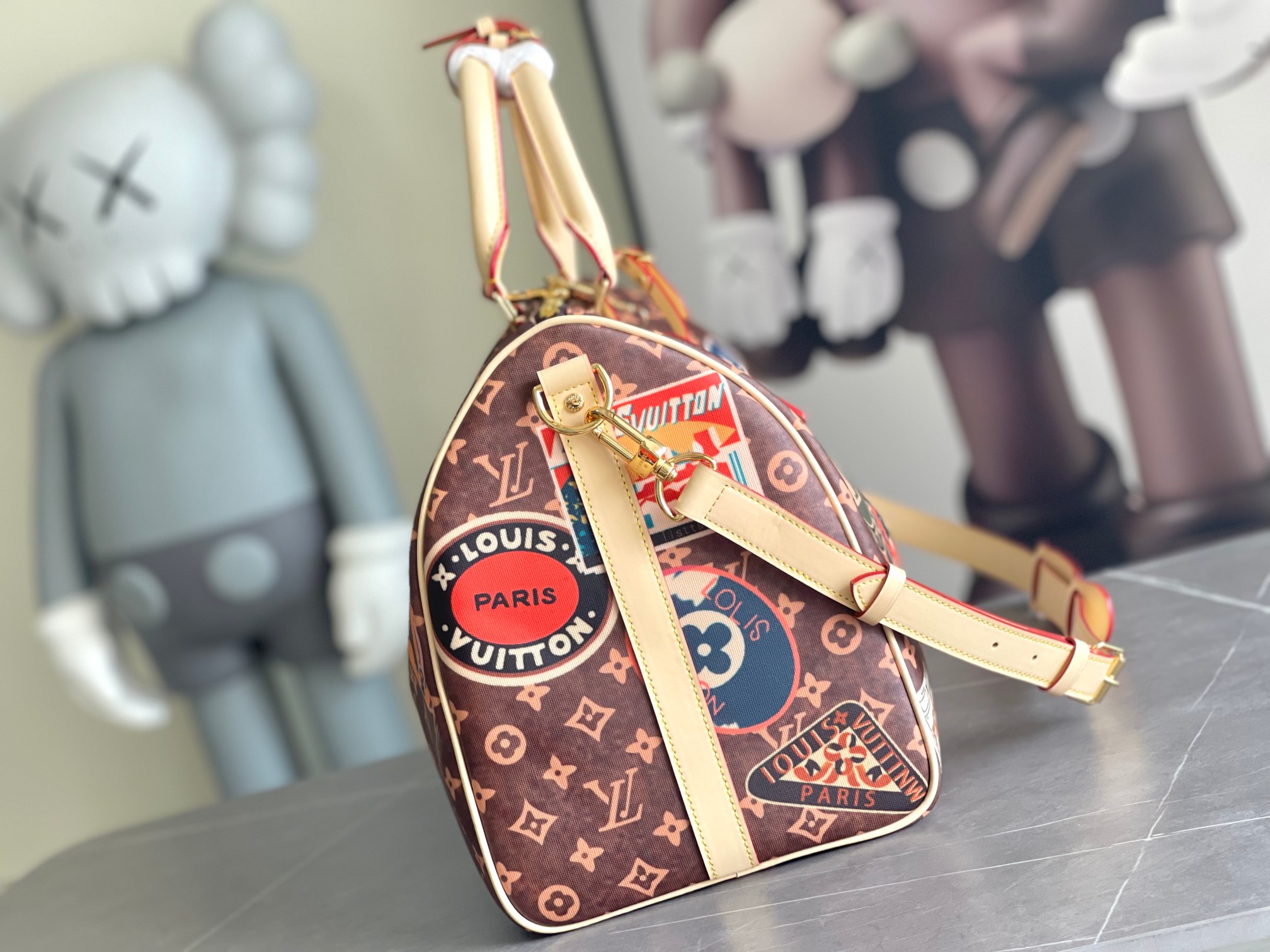 P1200 LV M24960 Esta bolsa de viaje adhesiva "Kippel 45" de Louis Vuitton cosida sobre lona monocolor crea un ambiente precioso y es perfecta para cualquier viajero, ya que realza aún más el encanto vintage de la bolsa, al igual que el atractivo ribete de cuero tierno. Con dos asas superiores y una correa de hombro desmontable y ajustable para múltiples opciones de equipaje de mano 45,0 x 27,0 x 20,0 cm (Ancho x Alto x Largo) Material: Lona monocolor Ribetes: Piel (Tipo de piel: Vaqueta) Forro: Textil Detalles metálicos (Color: Dorado) Tamaños de equipaje de mano (varían en función de la aerolínea y del equipo utilizado) - Apertura y cierre con cremallera doble - Interior con cremallera Candado de bolsillo (cierre)Etiqueta de almacenamiento extraíbleMango:Bolsa de doble asa