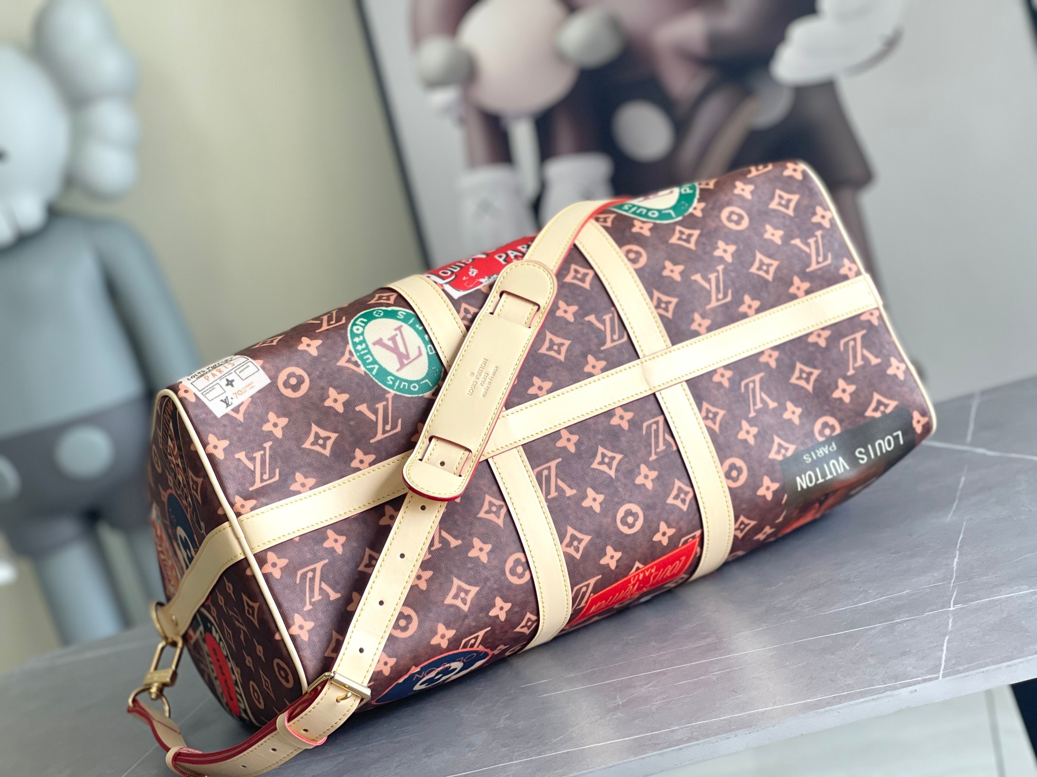 P1200 LV M24960 Esta bolsa de viaje adhesiva "Kippel 45" de Louis Vuitton cosida sobre lona monocolor crea un ambiente precioso y es perfecta para cualquier viajero, ya que realza aún más el encanto vintage de la bolsa, al igual que el atractivo ribete de cuero tierno. Con dos asas superiores y una correa de hombro desmontable y ajustable para múltiples opciones de equipaje de mano 45,0 x 27,0 x 20,0 cm (Ancho x Alto x Largo) Material: Lona monocolor Ribetes: Piel (Tipo de piel: Vaqueta) Forro: Textil Detalles metálicos (Color: Dorado) Tamaños de equipaje de mano (varían en función de la aerolínea y del equipo utilizado) - Apertura y cierre con cremallera doble - Interior con cremallera Candado de bolsillo (cierre)Etiqueta de almacenamiento extraíbleMango:Bolsa de doble asa