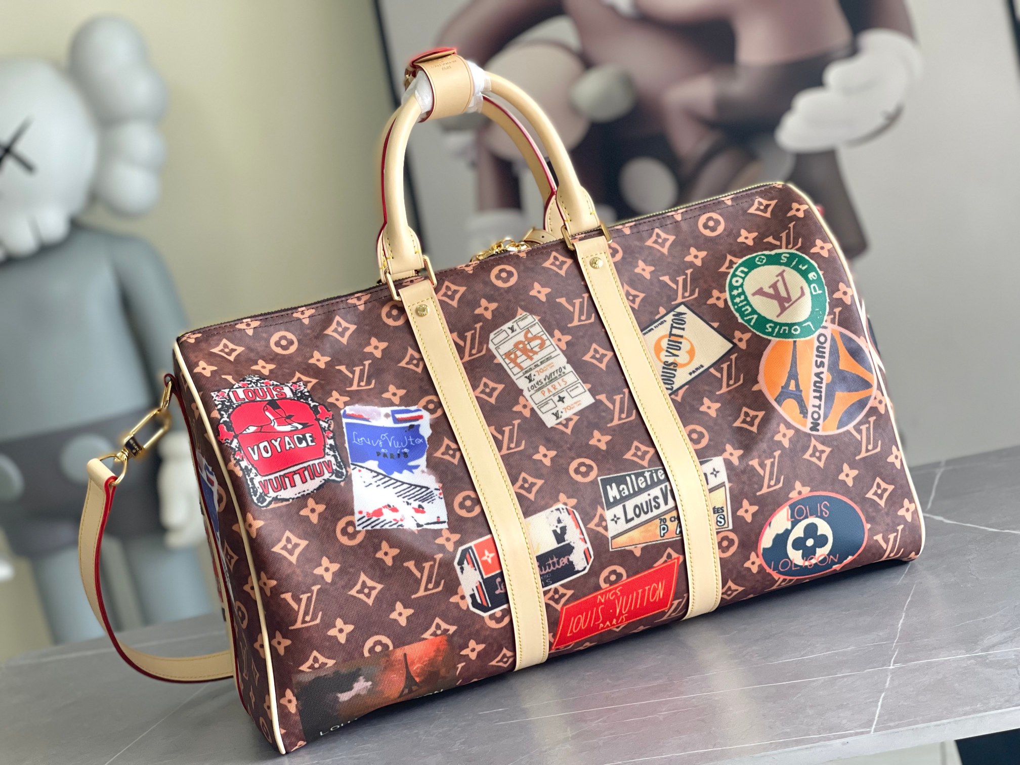 P1200 LV M24960 Esta bolsa de viaje adhesiva "Kippel 45" de Louis Vuitton cosida sobre lona monocolor crea un ambiente precioso y es perfecta para cualquier viajero, ya que realza aún más el encanto vintage de la bolsa, al igual que el atractivo ribete de cuero tierno. Con dos asas superiores y una correa de hombro desmontable y ajustable para múltiples opciones de equipaje de mano 45,0 x 27,0 x 20,0 cm (Ancho x Alto x Largo) Material: Lona monocolor Ribetes: Piel (Tipo de piel: Vaqueta) Forro: Textil Detalles metálicos (Color: Dorado) Tamaños de equipaje de mano (varían en función de la aerolínea y del equipo utilizado) - Apertura y cierre con cremallera doble - Interior con cremallera Candado de bolsillo (cierre)Etiqueta de almacenamiento extraíbleMango:Bolsa de doble asa