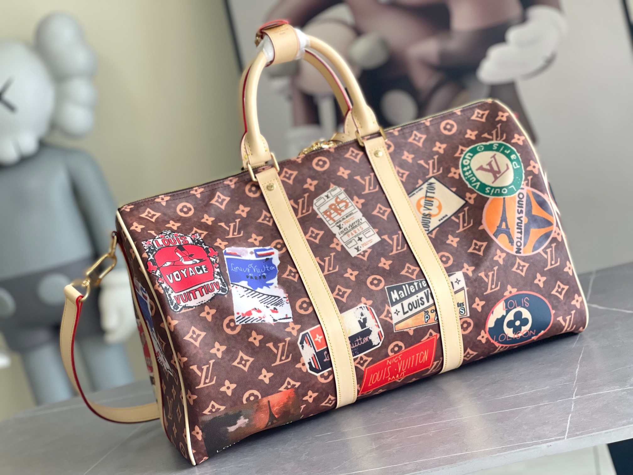 P1200 LV M24960 Esta bolsa de viaje adhesiva "Kippel 45" de Louis Vuitton cosida sobre lona monocolor crea un ambiente precioso y es perfecta para cualquier viajero, ya que realza aún más el encanto vintage de la bolsa, al igual que el atractivo ribete de cuero tierno. Con dos asas superiores y una correa de hombro desmontable y ajustable para múltiples opciones de equipaje de mano 45,0 x 27,0 x 20,0 cm (Ancho x Alto x Largo) Material: Lona monocolor Ribetes: Piel (Tipo de piel: Vaqueta) Forro: Textil Detalles metálicos (Color: Dorado) Tamaños de equipaje de mano (varían en función de la aerolínea y del equipo utilizado) - Apertura y cierre con cremallera doble - Interior con cremallera Candado de bolsillo (cierre)Etiqueta de almacenamiento extraíbleMango:Bolsa de doble asa