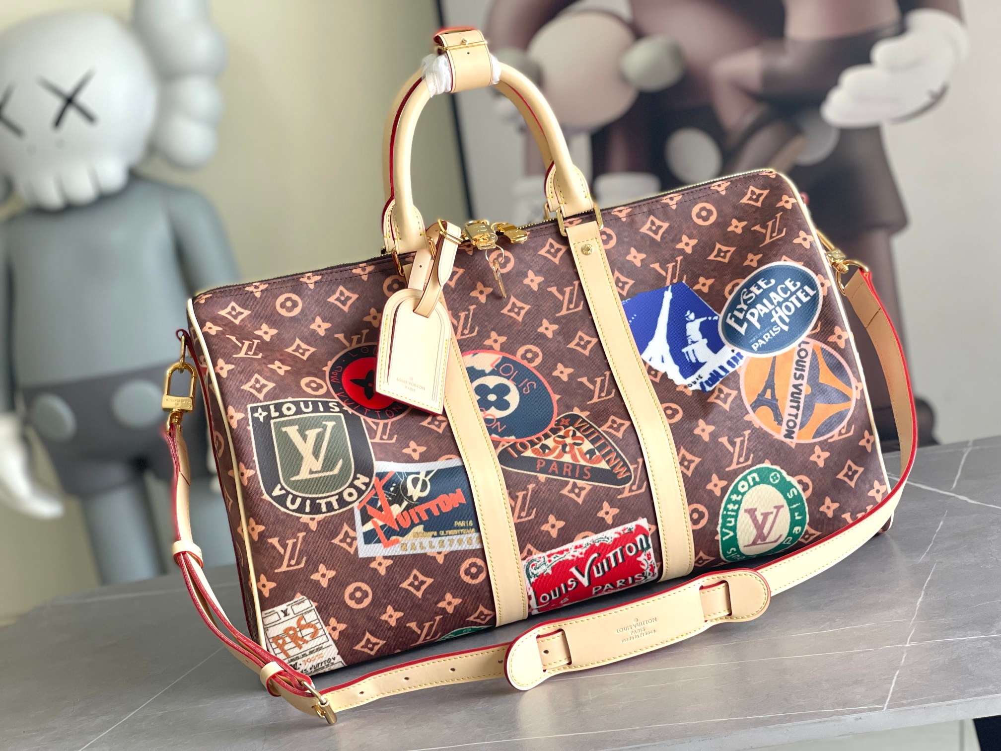 P1200 LV M24960 Esta bolsa de viaje adhesiva "Kippel 45" de Louis Vuitton cosida sobre lona monocolor crea un ambiente precioso y es perfecta para cualquier viajero, ya que realza aún más el encanto vintage de la bolsa, al igual que el atractivo ribete de cuero tierno. Con dos asas superiores y una correa de hombro desmontable y ajustable para múltiples opciones de equipaje de mano 45,0 x 27,0 x 20,0 cm (Ancho x Alto x Largo) Material: Lona monocolor Ribetes: Piel (Tipo de piel: Vaqueta) Forro: Textil Detalles metálicos (Color: Dorado) Tamaños de equipaje de mano (varían en función de la aerolínea y del equipo utilizado) - Apertura y cierre con cremallera doble - Interior con cremallera Candado de bolsillo (cierre)Etiqueta de almacenamiento extraíbleMango:Bolsa de doble asa