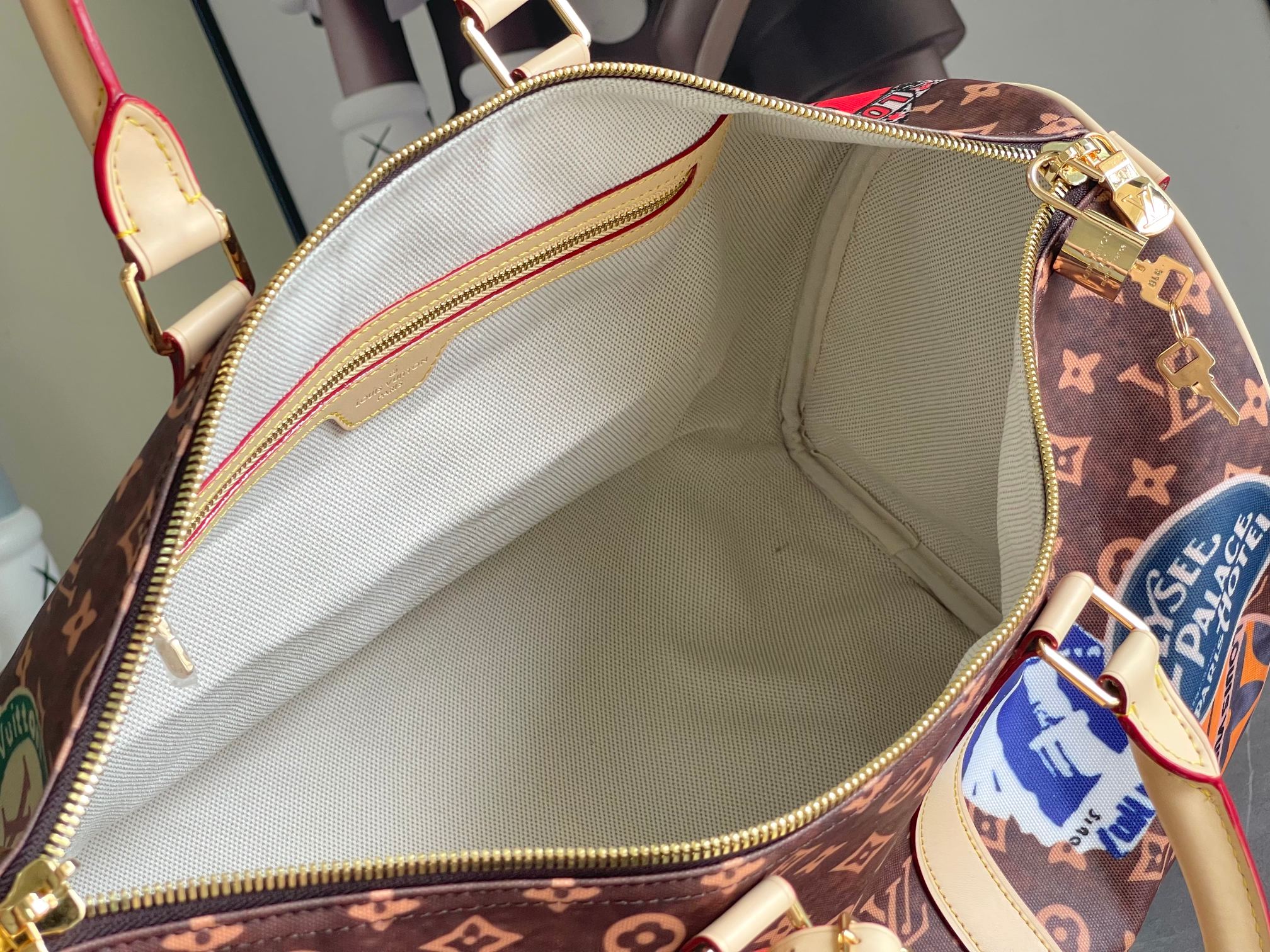 P1200 LV M24960 Esta bolsa de viaje adhesiva "Kippel 45" de Louis Vuitton cosida sobre lona monocolor crea un ambiente precioso y es perfecta para cualquier viajero, ya que realza aún más el encanto vintage de la bolsa, al igual que el atractivo ribete de cuero tierno. Con dos asas superiores y una correa de hombro desmontable y ajustable para múltiples opciones de equipaje de mano 45,0 x 27,0 x 20,0 cm (Ancho x Alto x Largo) Material: Lona monocolor Ribetes: Piel (Tipo de piel: Vaqueta) Forro: Textil Detalles metálicos (Color: Dorado) Tamaños de equipaje de mano (varían en función de la aerolínea y del equipo utilizado) - Apertura y cierre con cremallera doble - Interior con cremallera Candado de bolsillo (cierre)Etiqueta de almacenamiento extraíbleMango:Bolsa de doble asa