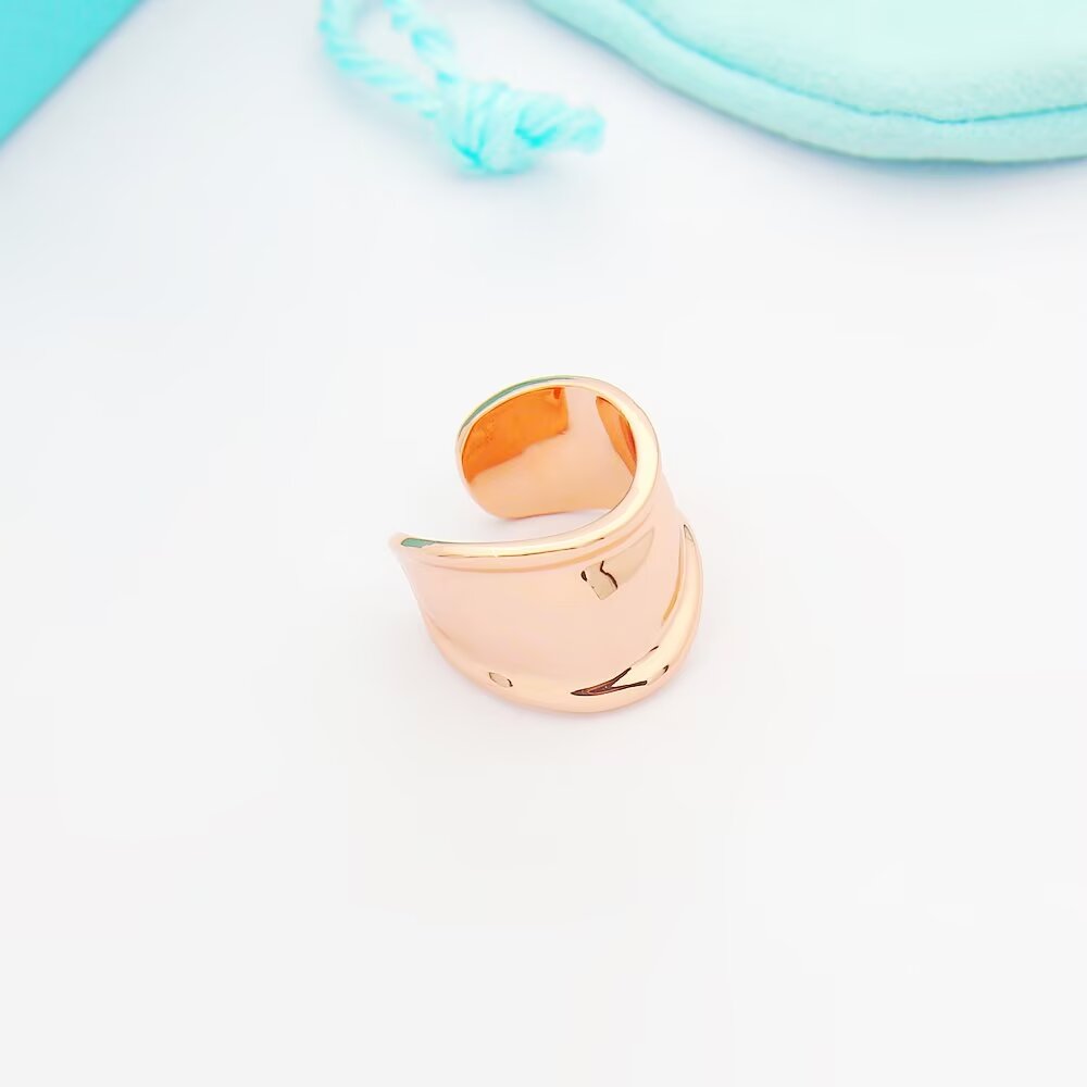 Tiffany Atlas Ring Irregular Polished Design Atmospheric Simple Show delicate elegance understated bloom confidence Very delicate and eye-catching sub-gold material electroplated k gold Full of design sense more creative sense ! Trois couleurs, toutes les tailles 2396122330.