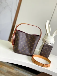 P1560 LV M12925 Flor viejaEste bolso All InBB está confeccionado en lona Monclerogram con piezas metálicas brillantes y un candado y una etiqueta con el nombre de la firma para un look clásico. La correa ajustable para el hombro continúa la herencia de la marca. Las correas de piel añaden opciones cruzadas y para el hombro. El diseño plegable permite guardar fácilmente la silueta y disponer de un amplio espacio para el uso diario.Dimensiones: 16x18x12cm