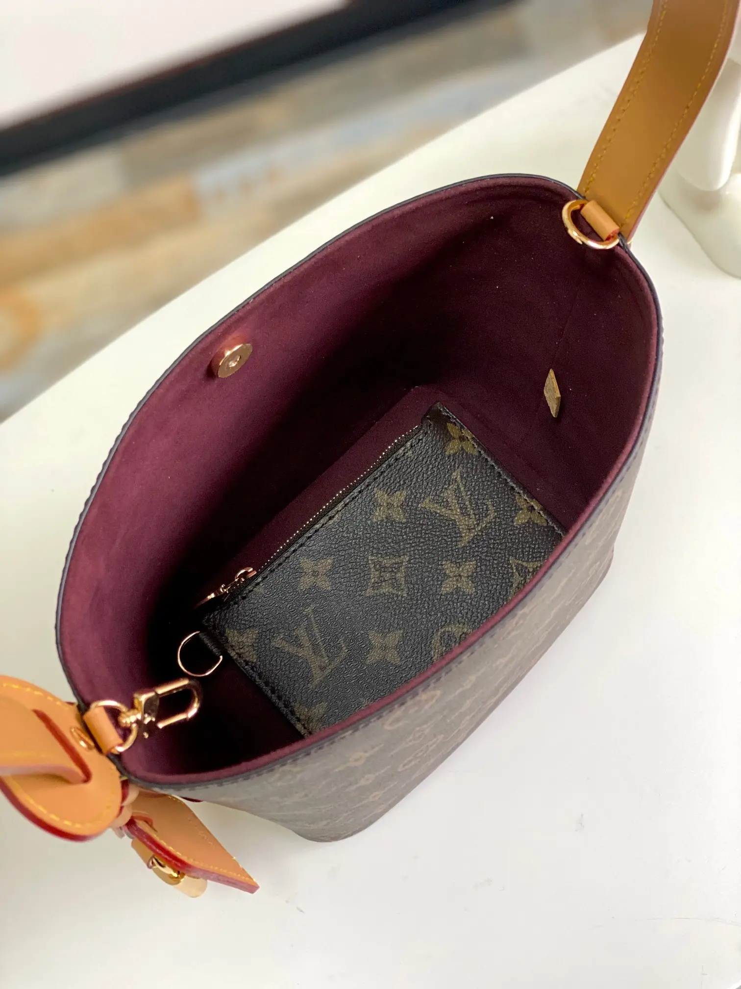 P1560 LV M12925 Old FlowerCe sac All InBB est réalisé en toile Monclerogram avec des pièces métalliques brillantes, un cadenas et un badge signature pour un look classique. La bandoulière réglable perpétue l'héritage de la marque. Les lanières en cuir ajoutent des options de portage transversal et à l'épaule. Le design pliable permet de ranger facilement la silhouette et de disposer de suffisamment d'espace pour un usage quotidien.Dimensions : 16x18x12cm