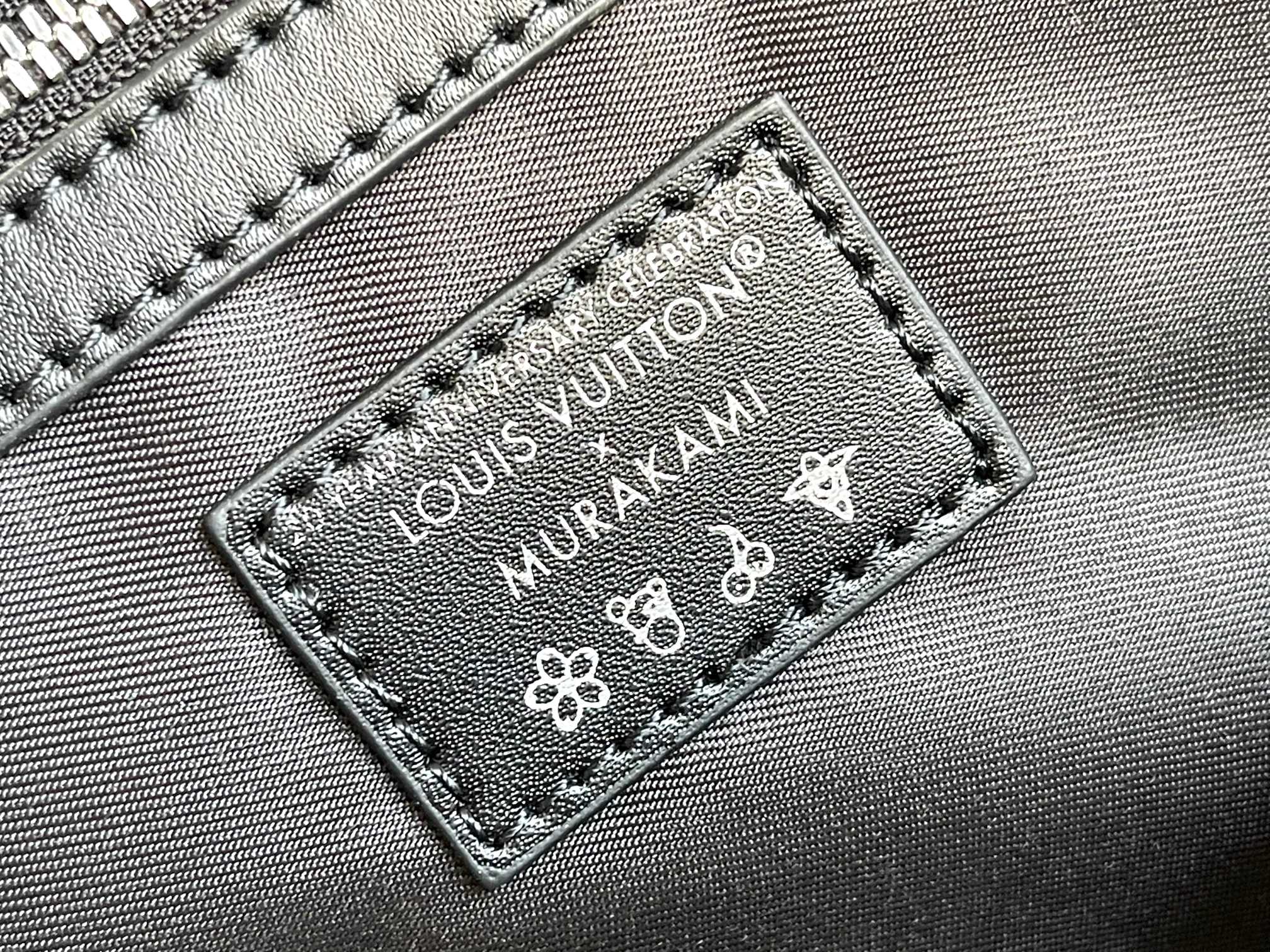 P600 LV M13745 color negro Chip de código variable 33 colores serie LV 2025 primavera y verano y Takashi Murakami modelos de marca compartida la moda es un ciclo Celebrar el 20 aniversario de la marca compartida Tamaño: 50.0X29.0X23.0cm-Bolsos de alta costura