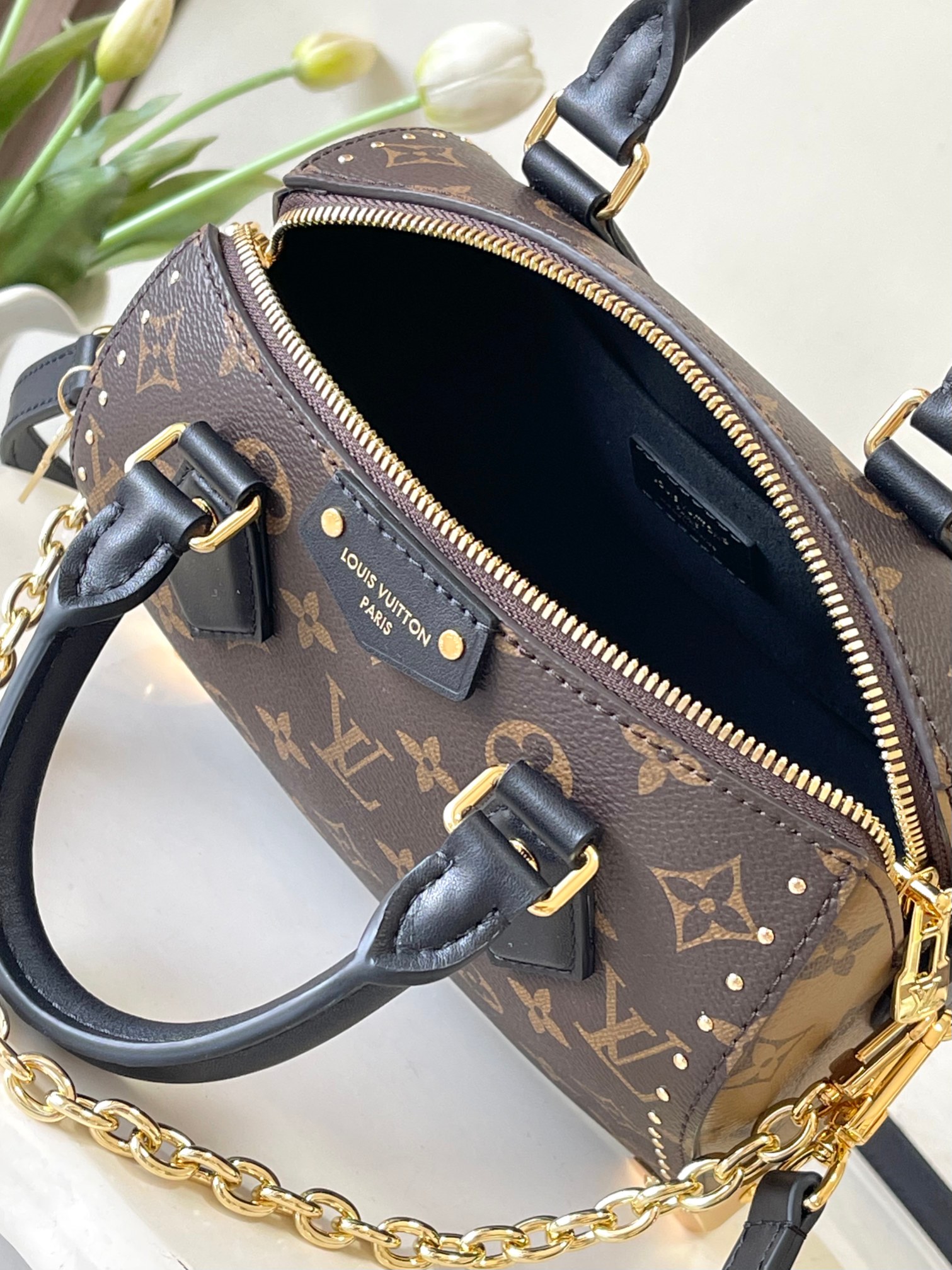 Le sac Speedy Trunk P1140 M13146 est une réinterprétation audacieuse d'un modèle classique dévoilé lors du défilé Croisière 2025 de Louis Vuitton. La toile Monclerogram et la garniture Monclerogram Reverse mettent en valeur les coups de pinceau caractéristiques de Nicolas Ghesquière, tandis que le travail éblouissant du métal rend hommage à la longue histoire de la marque. Boîte amovible avec bandoulière et chaîne pour un portage croisé, à l'épaule ou à la main.16 x 11 x 20,5 cm(H x L x L)Toile MonclerogramGarniture en cuir de vacheDoublure en tissupièces métalliquescadenasPoche intérieure plaquéeChaîne : détachableDemi-longueur de la chaîne : 13,0 cmPoignée : double