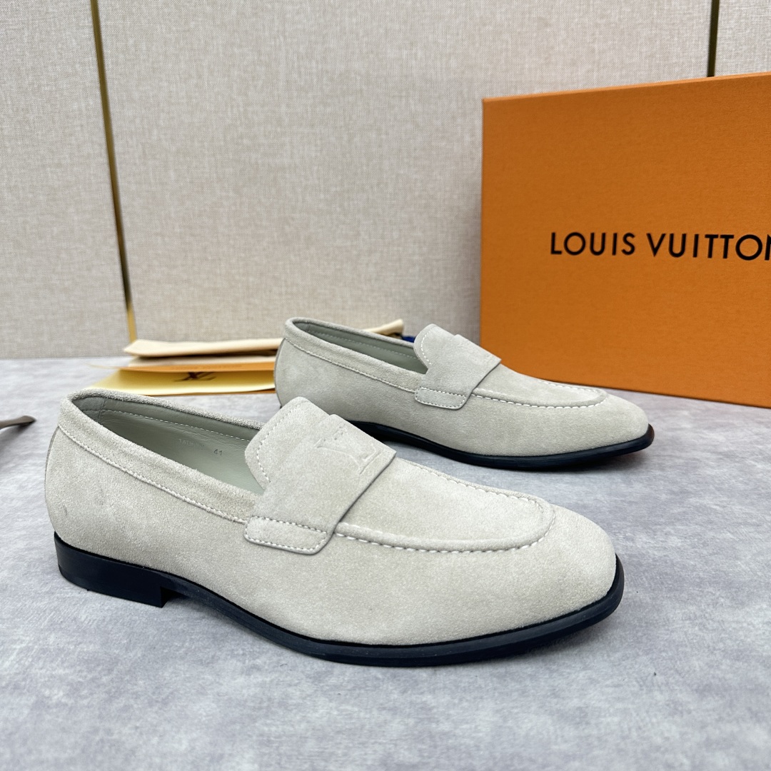 LV GLOVE Loafers Este sapato de couro Loafers com couro com contas de borda aberta importado / couro de vaca fino caído / couro de vaca encerado macio importado para moldar uma configuração elegante para o colarinho e enfeite de cinta em relevo L-V forro de couro de vaca tingido com água para criar a tecnologia Sacchetto tradicional para tornar os sapatos leves e hábeis com a requintada sola de couro de couro italiano destaca o Louis ～ domínio da tecnologia de fabricação de calçados sapatos de couro padrão Tamanho: 39 ~ 44# (45.46🉑️ personalizado) P900