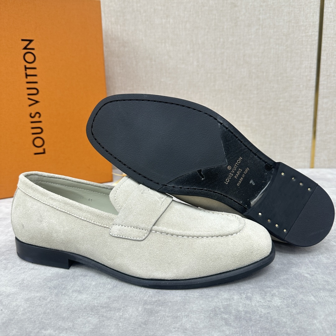 LV GLOVE Loafers Este sapato de couro Loafers com couro com contas de borda aberta importado / couro de vaca fino caído / couro de vaca encerado macio importado para moldar uma configuração elegante para o colarinho e enfeite de cinta em relevo L-V forro de couro de vaca tingido com água para criar a tecnologia Sacchetto tradicional para tornar os sapatos leves e hábeis com a requintada sola de couro de couro italiano destaca o Louis ～ domínio da tecnologia de fabricação de calçados sapatos de couro padrão Tamanho: 39 ~ 44# (45.46🉑️ personalizado) P900