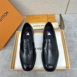 LV    GLOVE乐福鞋   本款乐福鞋皮鞋以进口开边珠亮皮/精品翻毛牛皮/进口柔软蜡面牛皮塑造优雅构型为鞋领和饰带点缀压花L-V  内里水染牛皮打造  传统 Sacchetto 工艺令鞋身轻盈灵巧搭配精致意大利真皮皮革外底彰显路易～的精湛制鞋技术标准皮鞋码数：39～44#   （45.46🉑️定做） P900-高仿包包