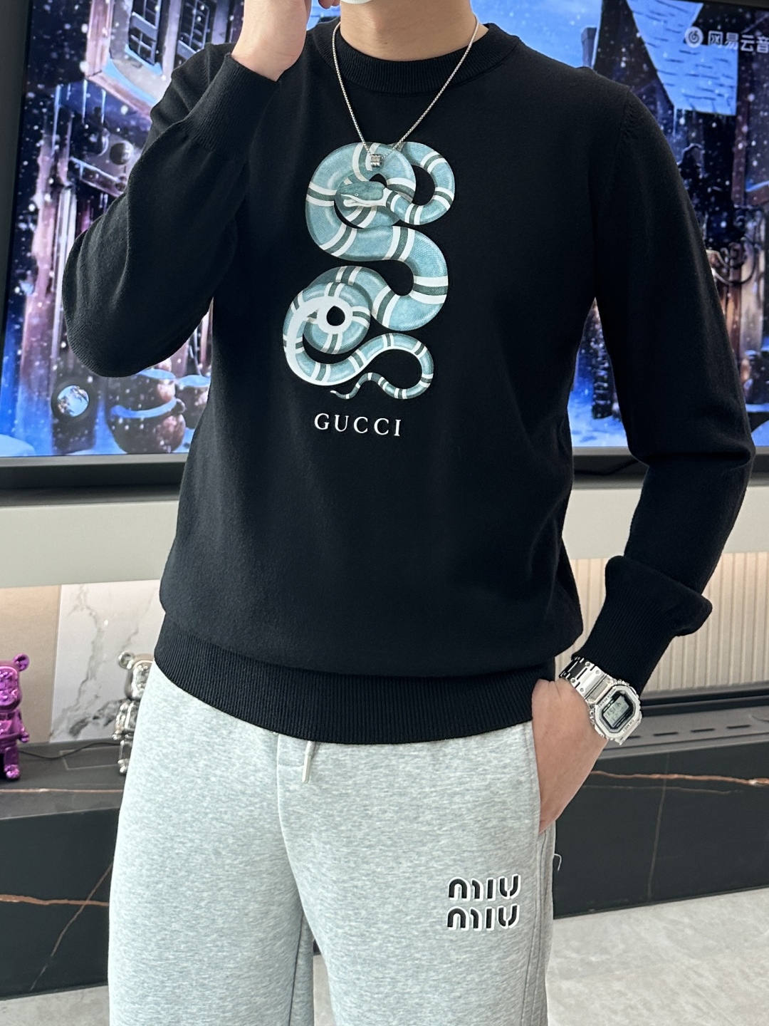 P460 Gucci /2025 Ano da Cobra Limitada 🐍 alta costura estilo urbano completo Atmosfera simples clássica pescoço redondo bottoming jumper de malha usando tecido de mistura de lã importado macio e delicado O guarda-roupa masculino é indispensável para o fundo básico pode ser usado a qualquer hora, em qualquer lugar com uma variedade de roupas para atender às necessidades de sua vida diária O design de roupas é muito simples Pais para se apressar para obtê-lo! Tamanho: M-XXXL