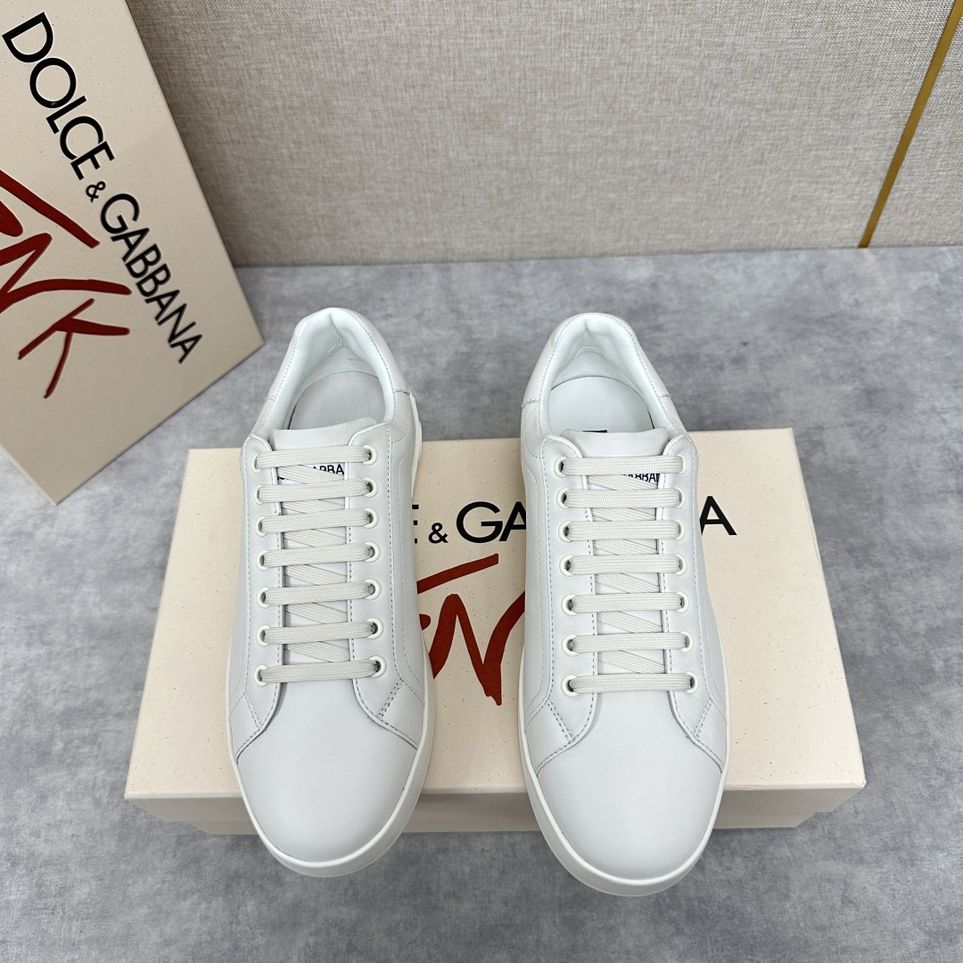 💋💍 D&G Dolce & Gabbana Choisissez vos nouvelles baskets avec une silhouette minimaliste agrémentée de détails contrastants et d'une queue de logo distinctive pour un look unique et amusant ! COLLECTION CANDY AU PRINTEMPS DE LA COLLECTION PORTOFINO - Baskets en cuir de veau Napa avec patte de boutonnage en cuir de veau Dauphine avec logo micro-injecté - Semelle intérieure en cuir de veau avec logo de la marque - Semelle en caoutchouc imprimée rembourrée avec finitions en cuir et logo micro-injecté - Semelle en caoutchouc avec logo - Élégant et polyvalent !Pointure standard en cuir : 39-44# (38.45.46🉑 sur commande) P¥840