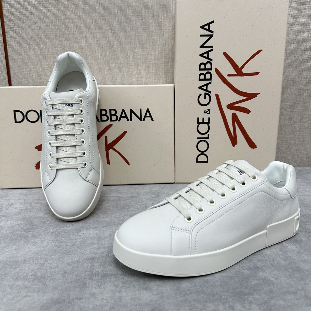 💋💍 D&G Dolce & Gabbana Pick up your new sneakers in a minimalist silhouette with contrasting detailing and a signature logo tail for a unique and fun look! CANDY COLORED COLLECTION SPRINGY FROM THE PORTOFINO COLLECTION Featuring Napa calf leather sneaker with Dauphine calf leather composite heel pull tab with micro injected logo - Calfskin leather insole designed with the brand's logo - Padded printed rubber sole with leather trimmings and micro injected logo - Rubber sole with logo design - Stylish and versatile!Standard leather shoe size: 39-44# (38.45.46🉑 customized) P¥840