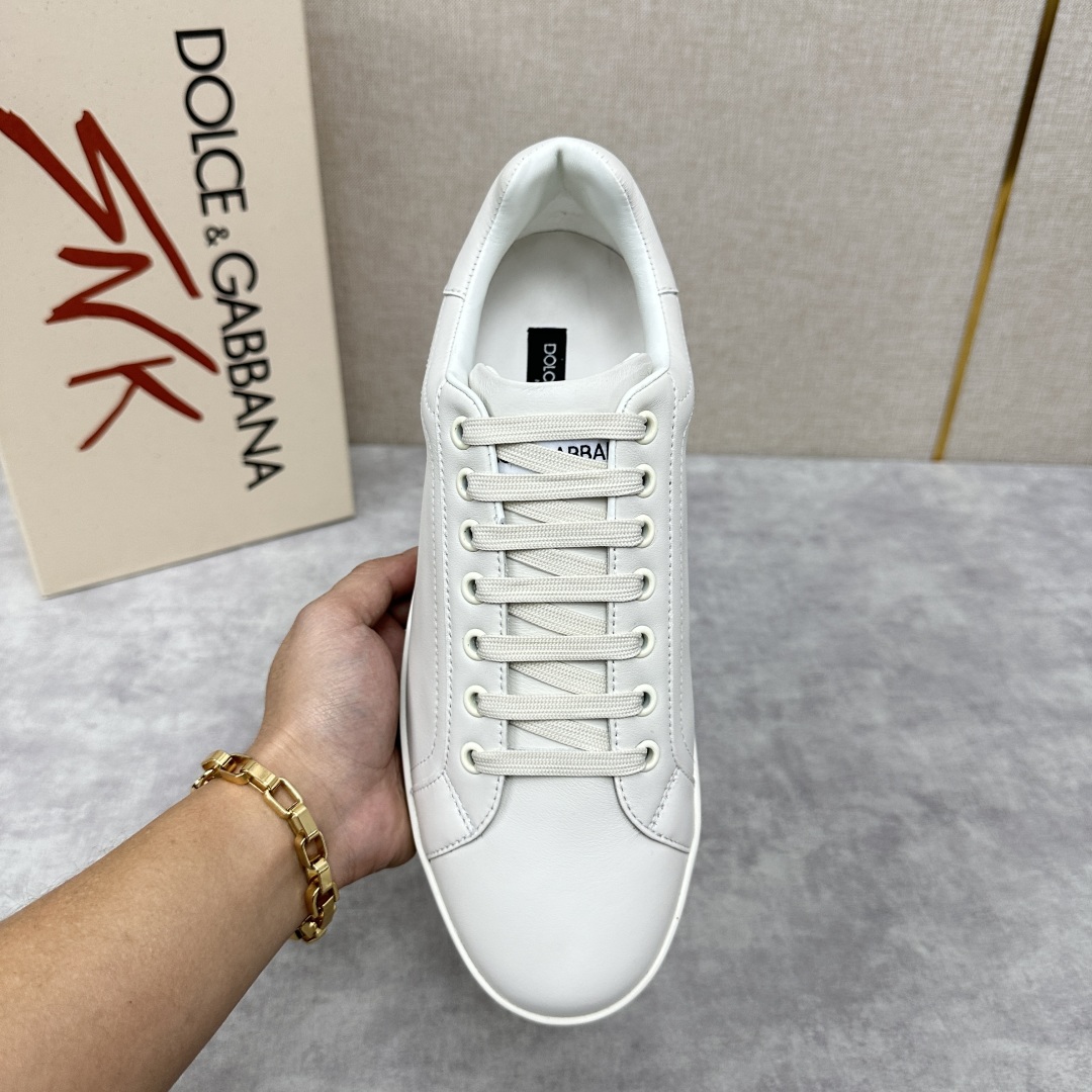 💋💍 D&G Dolce & Gabbana Choisissez vos nouvelles baskets avec une silhouette minimaliste agrémentée de détails contrastants et d'une queue de logo distinctive pour un look unique et amusant ! COLLECTION CANDY AU PRINTEMPS DE LA COLLECTION PORTOFINO - Baskets en cuir de veau Napa avec patte de boutonnage en cuir de veau Dauphine avec logo micro-injecté - Semelle intérieure en cuir de veau avec logo de la marque - Semelle en caoutchouc imprimée rembourrée avec finitions en cuir et logo micro-injecté - Semelle en caoutchouc avec logo - Élégant et polyvalent !Pointure standard en cuir : 39-44# (38.45.46🉑 sur commande) P¥840