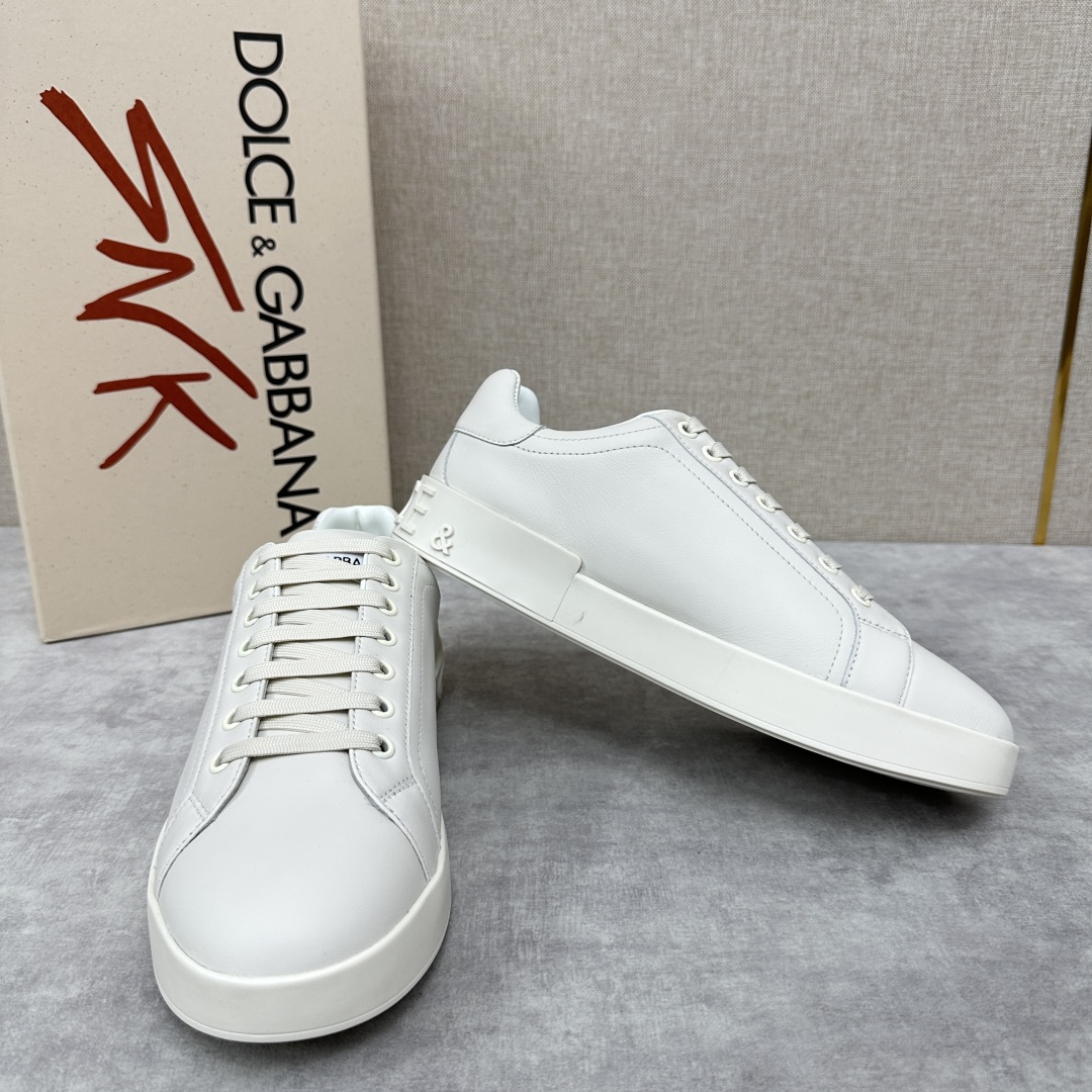 💋💍 D&G Dolce & Gabbana Choisissez vos nouvelles baskets avec une silhouette minimaliste agrémentée de détails contrastants et d'une queue de logo distinctive pour un look unique et amusant ! COLLECTION CANDY AU PRINTEMPS DE LA COLLECTION PORTOFINO - Baskets en cuir de veau Napa avec patte de boutonnage en cuir de veau Dauphine avec logo micro-injecté - Semelle intérieure en cuir de veau avec logo de la marque - Semelle en caoutchouc imprimée rembourrée avec finitions en cuir et logo micro-injecté - Semelle en caoutchouc avec logo - Élégant et polyvalent !Pointure standard en cuir : 39-44# (38.45.46🉑 sur commande) P¥840