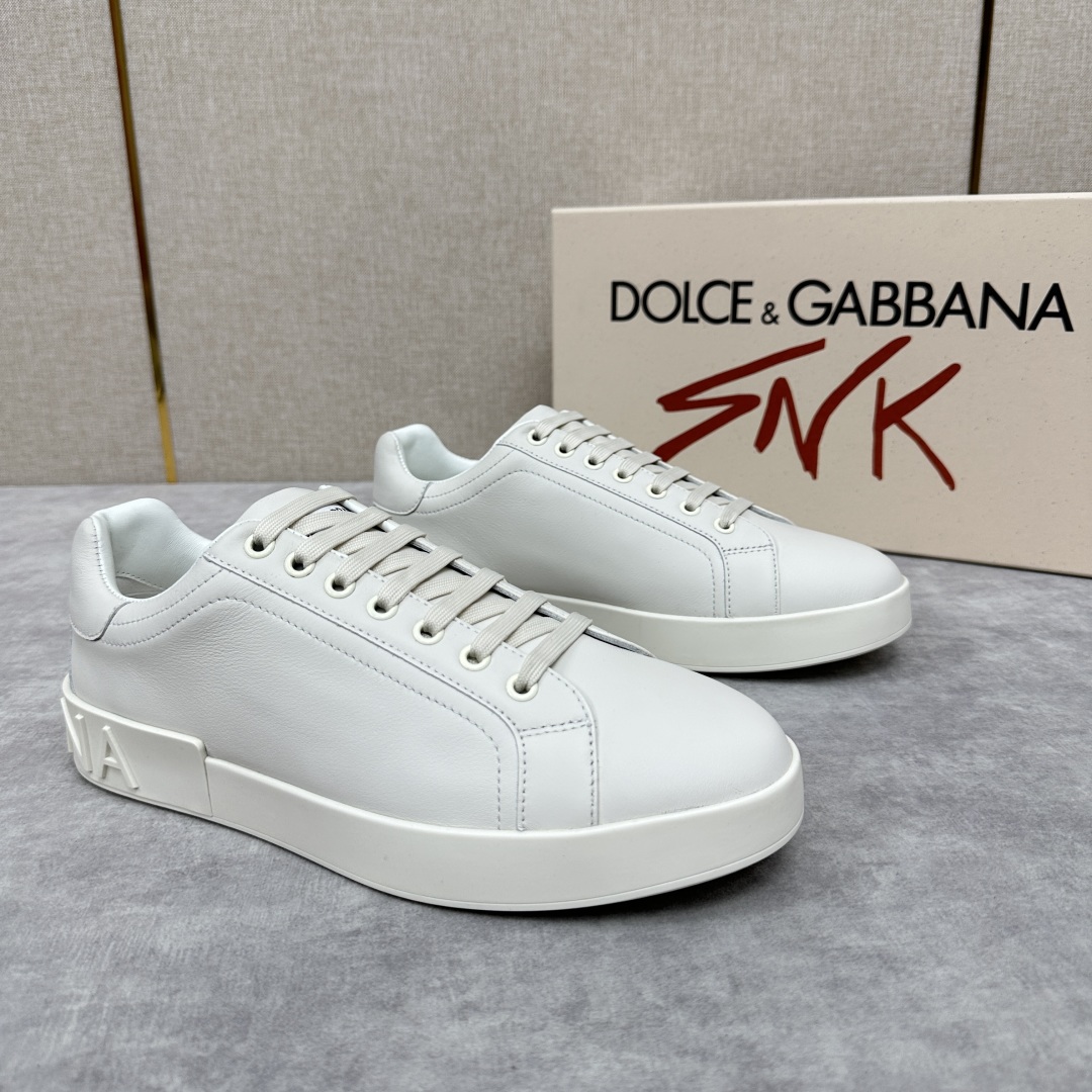 💋💍 D&G Dolce & Gabbana Choisissez vos nouvelles baskets avec une silhouette minimaliste agrémentée de détails contrastants et d'une queue de logo distinctive pour un look unique et amusant ! COLLECTION CANDY AU PRINTEMPS DE LA COLLECTION PORTOFINO - Baskets en cuir de veau Napa avec patte de boutonnage en cuir de veau Dauphine avec logo micro-injecté - Semelle intérieure en cuir de veau avec logo de la marque - Semelle en caoutchouc imprimée rembourrée avec finitions en cuir et logo micro-injecté - Semelle en caoutchouc avec logo - Élégant et polyvalent !Pointure standard en cuir : 39-44# (38.45.46🉑 sur commande) P¥840