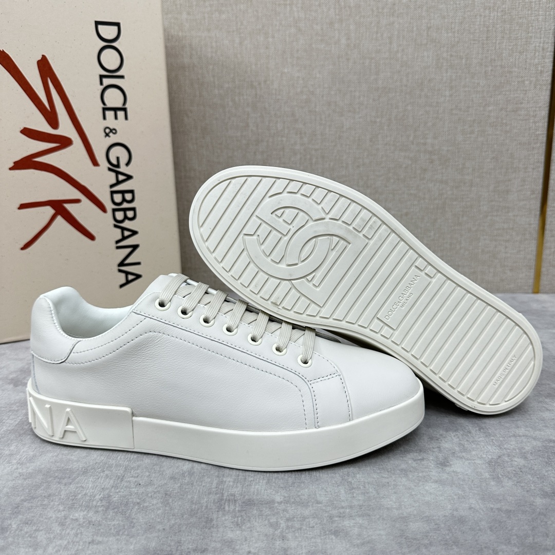 💋💍 D&G Dolce & Gabbana Pick up your new sneakers in a minimalist silhouette with contrasting detailing and a signature logo tail for a unique and fun look! CANDY COLORED COLLECTION SPRINGY FROM THE PORTOFINO COLLECTION Featuring Napa calf leather sneaker with Dauphine calf leather composite heel pull tab with micro injected logo - Calfskin leather insole designed with the brand's logo - Padded printed rubber sole with leather trimmings and micro injected logo - Rubber sole with logo design - Stylish and versatile!Standard leather shoe size: 39-44# (38.45.46🉑 customized) P¥840