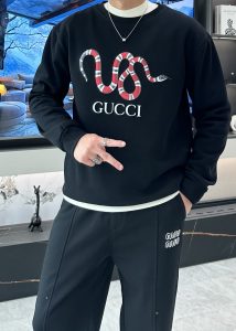 GUCCI  /2025早春新品 🐍蛇年限定款来咯来咯👏👏👏蛇来运转与蛇俱进赢在开年👐🏻（本命年的宝宝赶紧入手）定制顶级卫衣棉面料特别有质感冬季必备单品保暖性好男女通穿细节到位版型超赞上身效果非常好！百搭单品！尺码M~3XL P440⚠️（喜欢的宝宝们赶紧下手只有一P哦！-高仿包包