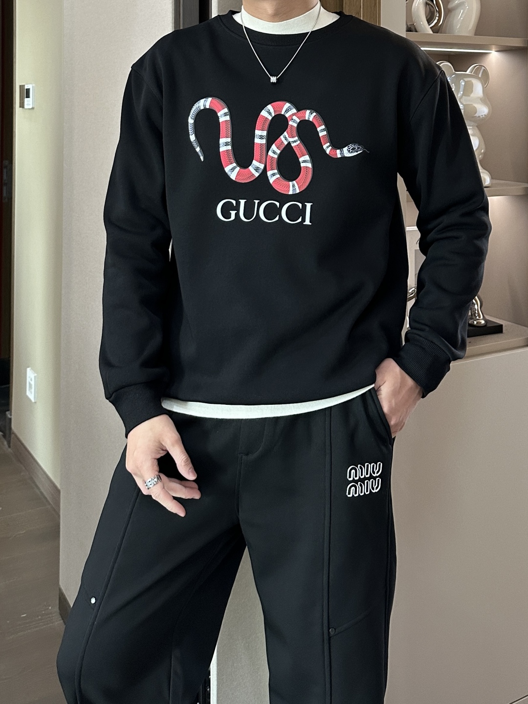 图片[2]-GUCCI  /2025早春新品 🐍蛇年限定款来咯来咯👏👏👏蛇来运转与蛇俱进赢在开年👐🏻（本命年的宝宝赶紧入手）定制顶级卫衣棉面料特别有质感冬季必备单品保暖性好男女通穿细节到位版型超赞上身效果非常好！百搭单品！尺码M~3XL P440⚠️（喜欢的宝宝们赶紧下手只有一P哦！-高仿包包