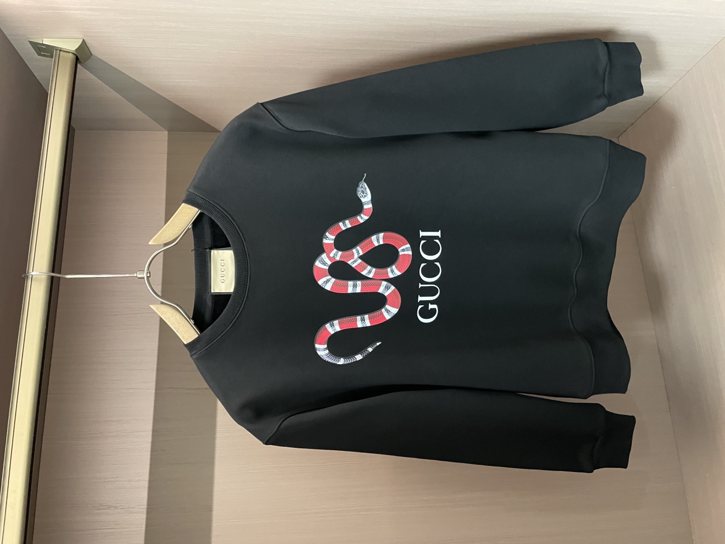 图片[5]-GUCCI  /2025早春新品 🐍蛇年限定款来咯来咯👏👏👏蛇来运转与蛇俱进赢在开年👐🏻（本命年的宝宝赶紧入手）定制顶级卫衣棉面料特别有质感冬季必备单品保暖性好男女通穿细节到位版型超赞上身效果非常好！百搭单品！尺码M~3XL P440⚠️（喜欢的宝宝们赶紧下手只有一P哦！-高仿包包