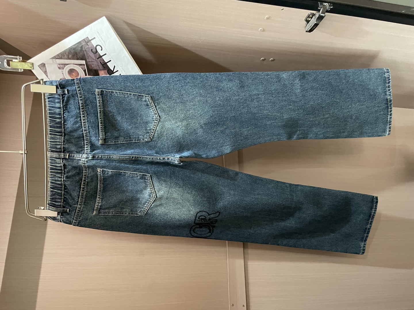 P480Dior 2024ss outono e inverno novos jeans bom para usar sem escolher a figura na colocação de não muita restrição Random e simples definir outros itens para mostrar sua própria postura de estilo ~ para a sua wearability tem que dar um polegar para cima versão / detalhes do design de não escolher quem usou quem parece bom este jeans realmente quer ser mais do que você pensa pernas mais modificadas em geral para o conforto do tamanho da perna da calça principal para fazer a coisa certa! As pernas justas e rectas são fáceis de usar, uma tela cheia de pernas compridas para alongar a proporção do campo de gás todo aberto! ☄️ pode ser versátil com qualquer estilo de produto único com uma variedade de t-shirts / camisas casaco de malha pode ser passeio diário não tem que se preocupar com a correspondência novamente Tamanho: M-XXXL-fábrica de alta moda