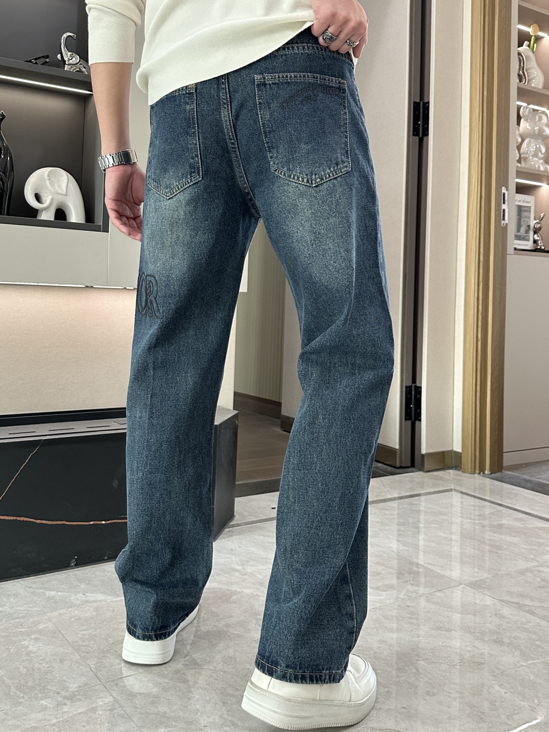 P480Dior 2024ss outono e inverno novos jeans bom para usar sem escolher a figura na colocação de não muita restrição Random e simples definir outros itens para mostrar sua própria postura de estilo ~ para a sua wearability tem que dar um polegar para cima versão / detalhes do design de não escolher quem usou quem parece bom este jeans realmente quer ser mais do que você pensa pernas mais modificadas em geral para o conforto do tamanho da perna da calça principal para fazer a coisa certa! As pernas justas e rectas são fáceis de usar, uma tela cheia de pernas compridas para alongar a proporção do campo de gás todo aberto! ☄️ pode ser versátil com qualquer estilo de produto único com uma variedade de t-shirts / camisas casaco de malha pode ser passeio diário não tem que se preocupar com a correspondência novamente Tamanho: M-XXXL-fábrica de alta moda