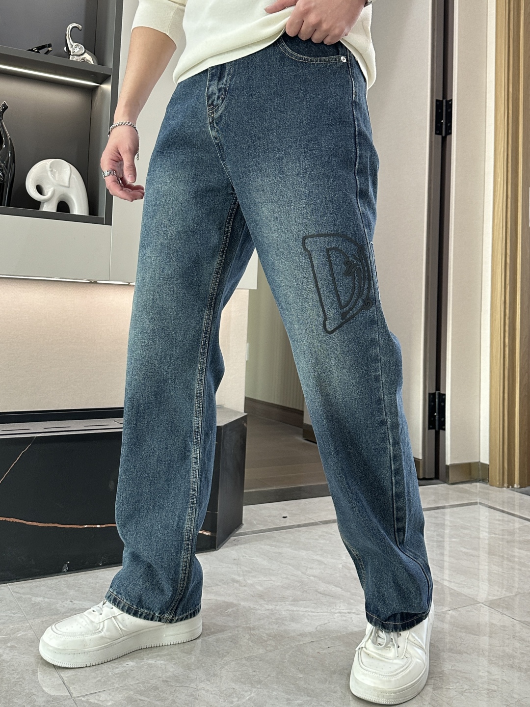 P480Dior 2024ss outono e inverno novos jeans bom para usar sem escolher a figura na colocação de não muita restrição Random e simples definir outros itens para mostrar sua própria postura de estilo ~ para a sua wearability tem que dar um polegar para cima versão / detalhes do design de não escolher quem usou quem parece bom este jeans realmente quer ser mais do que você pensa pernas mais modificadas em geral para o conforto do tamanho da perna da calça principal para fazer a coisa certa! As pernas justas e rectas são fáceis de usar, uma tela cheia de pernas compridas para alongar a proporção do campo de gás todo aberto! ☄️ pode ser versátil com qualquer estilo de produto único com uma variedade de t-shirts / camisas casaco de malha pode ser passeio diário não tem que se preocupar com a correspondência novamente Tamanho: M-XXXL-fábrica de alta moda