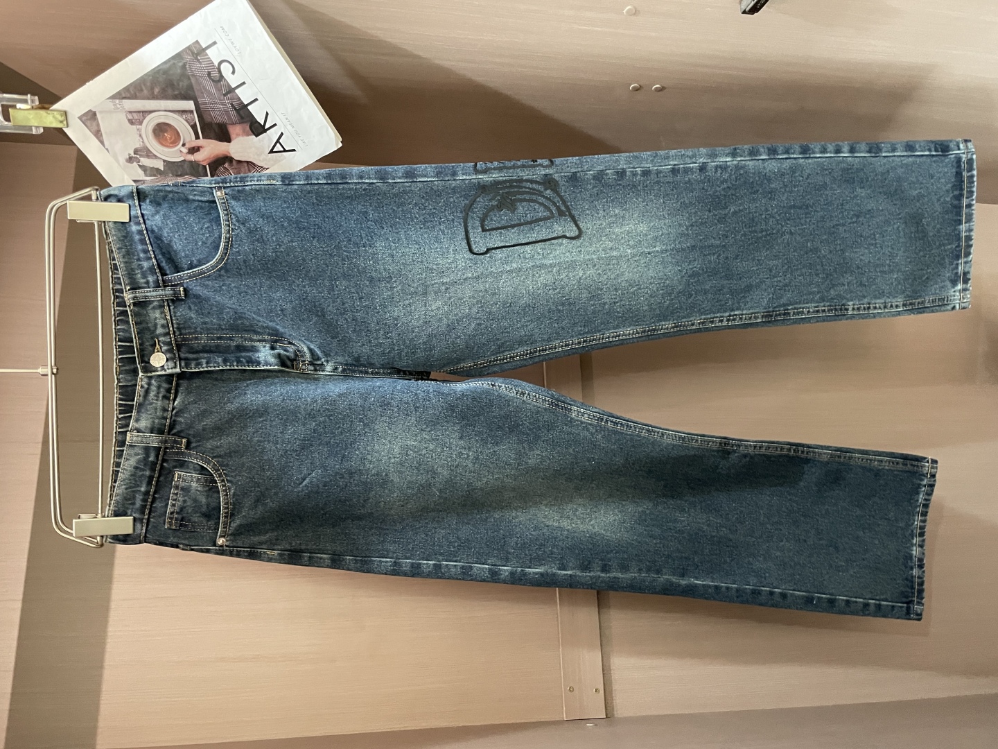 P480Dior 2024ss outono e inverno novos jeans bom para usar sem escolher a figura na colocação de não muita restrição Random e simples definir outros itens para mostrar sua própria postura de estilo ~ para a sua wearability tem que dar um polegar para cima versão / detalhes do design de não escolher quem usou quem parece bom este jeans realmente quer ser mais do que você pensa pernas mais modificadas em geral para o conforto do tamanho da perna da calça principal para fazer a coisa certa! As pernas justas e rectas são fáceis de usar, uma tela cheia de pernas compridas para alongar a proporção do campo de gás todo aberto! ☄️ pode ser versátil com qualquer estilo de produto único com uma variedade de t-shirts / camisas casaco de malha pode ser passeio diário não tem que se preocupar com a correspondência novamente Tamanho: M-XXXL-fábrica de alta moda