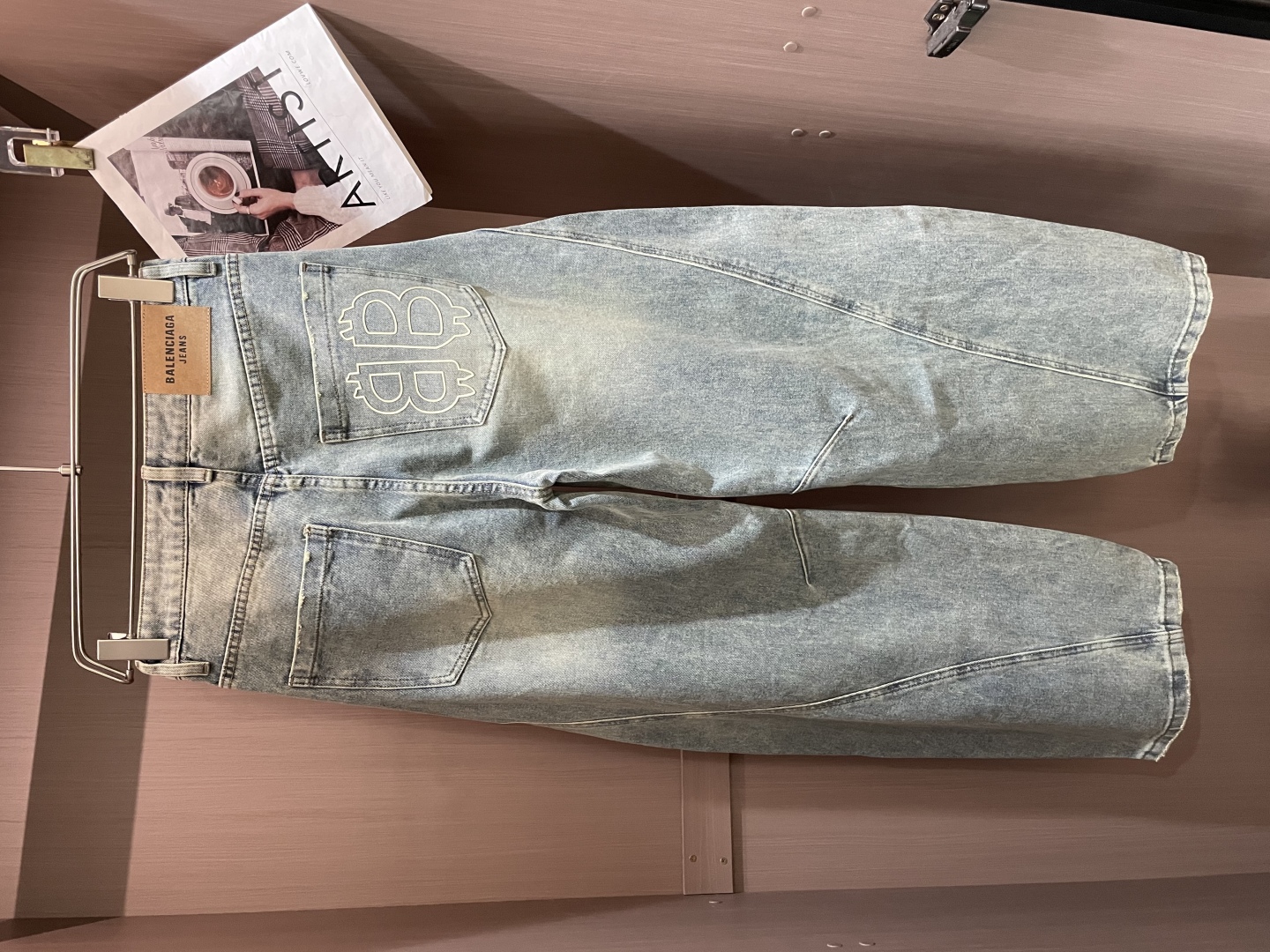 P480Dior 2024ss automne et hiver nouveau jeans bon à porter sans choisir la figure dans la collocation de pas trop de restriction Random et simple set off d'autres éléments pour montrer leur propre style posture ~ pour sa portabilité doivent donner un pouce vers le haut version / détails de la conception de ne pas choisir qui a porté qui regardent bien ce jeans veulent vraiment être plus que vous pensez plus de jambes modifiées dans l'ensemble au confort de la taille de la jambe de pantalon principal à faire la bonne chose ! Le spectacle skinny jambes droites facile à porter un écran plein de longues jambes pour allonger la proportion du champ de gaz tout ouvert ! ☄️ peut être polyvalent avec n'importe quel style de produit unique avec une variété de T-shirts / chemises veste tricotée peut être la sortie quotidienne n'ont pas à se soucier de l'appariement encore Taille : M-XXXL-high-fashion usine