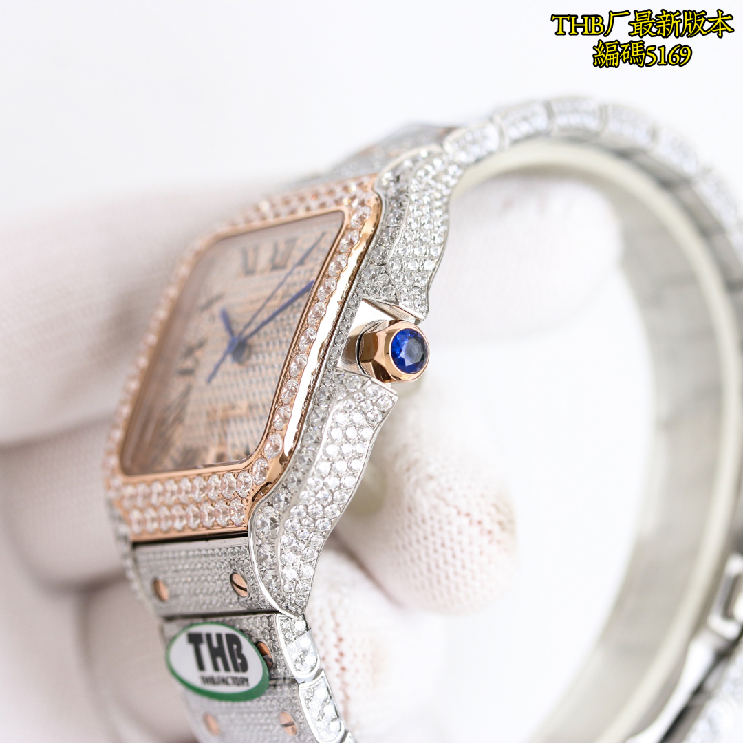 P5800 THB o mais recente avanço réplica perfeita restauração de diamante-set versão de Cartier ah luxo ao extremo cada diamante é brilhante levá-lo esta noite você mais brilhante Cartier Santos cheio de estrelas edição especial choque veio! Usando a mais avançada tecnologia de mosaico de alta tecnologia, toda a mesa de 4555 diamantes, trezentos e sessenta graus sem ângulo morto, brilhando de longe a pulseira de pedras preciosas mais incrustada é o uso da tecnologia de incrustação infinita para fazer com que toda a mesa pareça muito impressionante, a fim de alcançar o efeito de incrustação infinita através de inúmeras tentativas de manter a espessura da pulseira original ao mesmo tempo, mas também para garantir que o efeito de incrustação perfeito; 1, o tamanho do material de aço inoxidável 904 importado de 40 mm usando o 2, ponteiros em aço de disparo artesanal suíço, equipados com película branca translúcida de vidro azul/antirreflexo/anti-linhas de mão 3, equipados com a prática da família Cartier, duas invenções da mais recente tecnologia "SmartLink", dispositivo de ajuste rápido da bracelete e "QuickSwitch". Dispositivo de substituição rápida da bracelete "QuickSwitch", uma bracelete de libertação rápida para usar a bracelete é muito próxima da mão e confortável! Deixe as mãos nuas para completar a remoção da correia de todos os acessórios (aço polido pino azul superfície banhada a prata vidro de safira espinélio) todas as especificações podem ser originais luxo intercambiável não pode ser totalmente resumido mais é honroso + brilho absoluto deslumbrante 💍 THB excelência de produção bem-vindo ao gosto 💍! Reconhecimento THB relógio ⌚️ código 5169-alta imitação fábrica