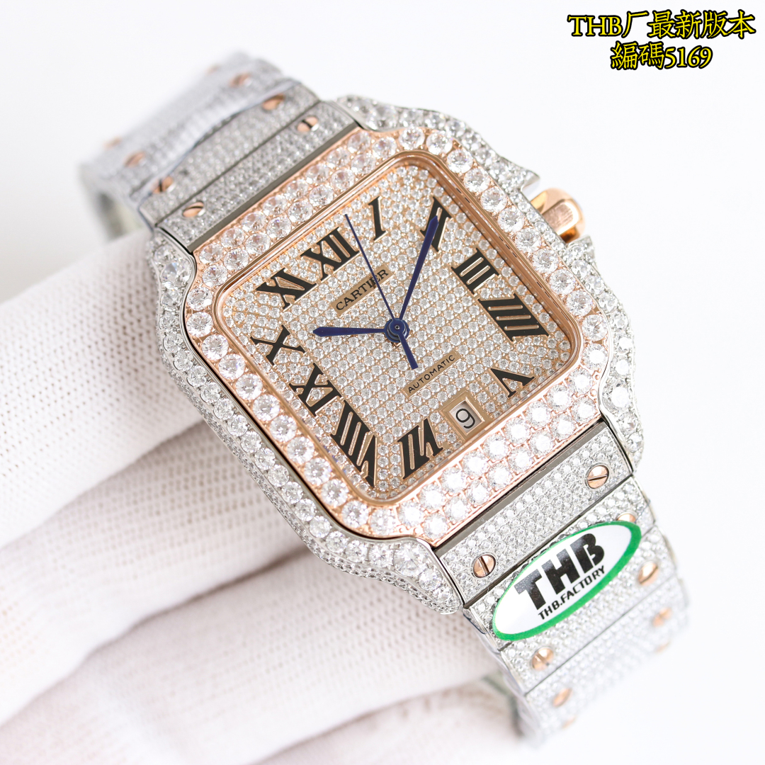 P5800 THB o mais recente avanço réplica perfeita restauração de diamante-set versão de Cartier ah luxo ao extremo cada diamante é brilhante levá-lo esta noite você mais brilhante Cartier Santos cheio de estrelas edição especial choque veio! Usando a mais avançada tecnologia de mosaico de alta tecnologia, toda a mesa de 4555 diamantes, trezentos e sessenta graus sem ângulo morto, brilhando de longe a pulseira de pedras preciosas mais incrustada é o uso da tecnologia de incrustação infinita para fazer com que toda a mesa pareça muito impressionante, a fim de alcançar o efeito de incrustação infinita através de inúmeras tentativas de manter a espessura da pulseira original ao mesmo tempo, mas também para garantir que o efeito de incrustação perfeito; 1, o tamanho do material de aço inoxidável 904 importado de 40 mm usando o 2, ponteiros em aço de disparo artesanal suíço, equipados com película branca translúcida de vidro azul/antirreflexo/anti-linhas de mão 3, equipados com a prática da família Cartier, duas invenções da mais recente tecnologia "SmartLink", dispositivo de ajuste rápido da bracelete e "QuickSwitch". Dispositivo de substituição rápida da bracelete "QuickSwitch", uma bracelete de libertação rápida para usar a bracelete é muito próxima da mão e confortável! Deixe as mãos nuas para completar a remoção da correia de todos os acessórios (aço polido pino azul superfície banhada a prata vidro de safira espinélio) todas as especificações podem ser originais luxo intercambiável não pode ser totalmente resumido mais é honroso + brilho absoluto deslumbrante 💍 THB excelência de produção bem-vindo ao gosto 💍! Reconhecimento THB relógio ⌚️ código 5169-alta imitação fábrica