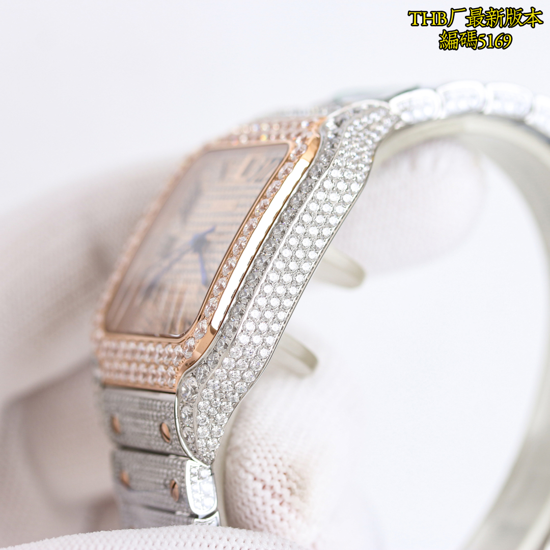 P5800 THB o mais recente avanço réplica perfeita restauração de diamante-set versão de Cartier ah luxo ao extremo cada diamante é brilhante levá-lo esta noite você mais brilhante Cartier Santos cheio de estrelas edição especial choque veio! Usando a mais avançada tecnologia de mosaico de alta tecnologia, toda a mesa de 4555 diamantes, trezentos e sessenta graus sem ângulo morto, brilhando de longe a pulseira de pedras preciosas mais incrustada é o uso da tecnologia de incrustação infinita para fazer com que toda a mesa pareça muito impressionante, a fim de alcançar o efeito de incrustação infinita através de inúmeras tentativas de manter a espessura da pulseira original ao mesmo tempo, mas também para garantir que o efeito de incrustação perfeito; 1, o tamanho do material de aço inoxidável 904 importado de 40 mm usando o 2, ponteiros em aço de disparo artesanal suíço, equipados com película branca translúcida de vidro azul/antirreflexo/anti-linhas de mão 3, equipados com a prática da família Cartier, duas invenções da mais recente tecnologia "SmartLink", dispositivo de ajuste rápido da bracelete e "QuickSwitch". Dispositivo de substituição rápida da bracelete "QuickSwitch", uma bracelete de libertação rápida para usar a bracelete é muito próxima da mão e confortável! Deixe as mãos nuas para completar a remoção da correia de todos os acessórios (aço polido pino azul superfície banhada a prata vidro de safira espinélio) todas as especificações podem ser originais luxo intercambiável não pode ser totalmente resumido mais é honroso + brilho absoluto deslumbrante 💍 THB excelência de produção bem-vindo ao gosto 💍! Reconhecimento THB relógio ⌚️ código 5169-alta imitação fábrica