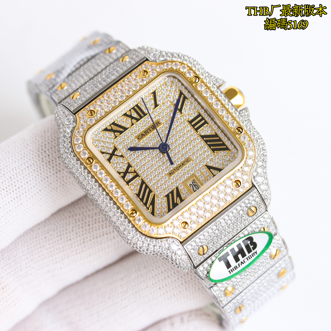 P5800 THB o mais recente avanço réplica perfeita restauração de diamante-set versão de Cartier ah luxo ao extremo cada diamante é brilhante levá-lo esta noite você mais brilhante Cartier Santos cheio de estrelas edição especial choque veio! Usando a mais avançada tecnologia de mosaico de alta tecnologia, toda a mesa de 4555 diamantes, trezentos e sessenta graus sem ângulo morto, brilhando de longe a pulseira de pedras preciosas mais incrustada é o uso da tecnologia de incrustação infinita para fazer com que toda a mesa pareça muito impressionante, a fim de alcançar o efeito de incrustação infinita através de inúmeras tentativas de manter a espessura da pulseira original ao mesmo tempo, mas também para garantir que o efeito de incrustação perfeito; 1, o tamanho do material de aço inoxidável 904 importado de 40 mm usando o 2, ponteiros em aço de disparo artesanal suíço, equipados com película branca translúcida de vidro azul/antirreflexo/anti-linhas de mão 3, equipados com a prática da família Cartier, duas invenções da mais recente tecnologia "SmartLink", dispositivo de ajuste rápido da bracelete e "QuickSwitch". Dispositivo de substituição rápida da bracelete "QuickSwitch", uma bracelete de libertação rápida para usar a bracelete é muito próxima da mão e confortável! Deixe as mãos nuas para completar a remoção da correia de todos os acessórios (aço polido pino azul superfície banhada a prata vidro de safira espinélio) todas as especificações podem ser originais luxo intercambiável não pode ser totalmente resumido mais é honroso + brilho absoluto deslumbrante 💍 THB excelência de produção bem-vindo ao gosto 💍! Reconhecimento THB relógio ⌚️ código 5169-alta imitação fábrica